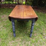 Table with flaps and castors