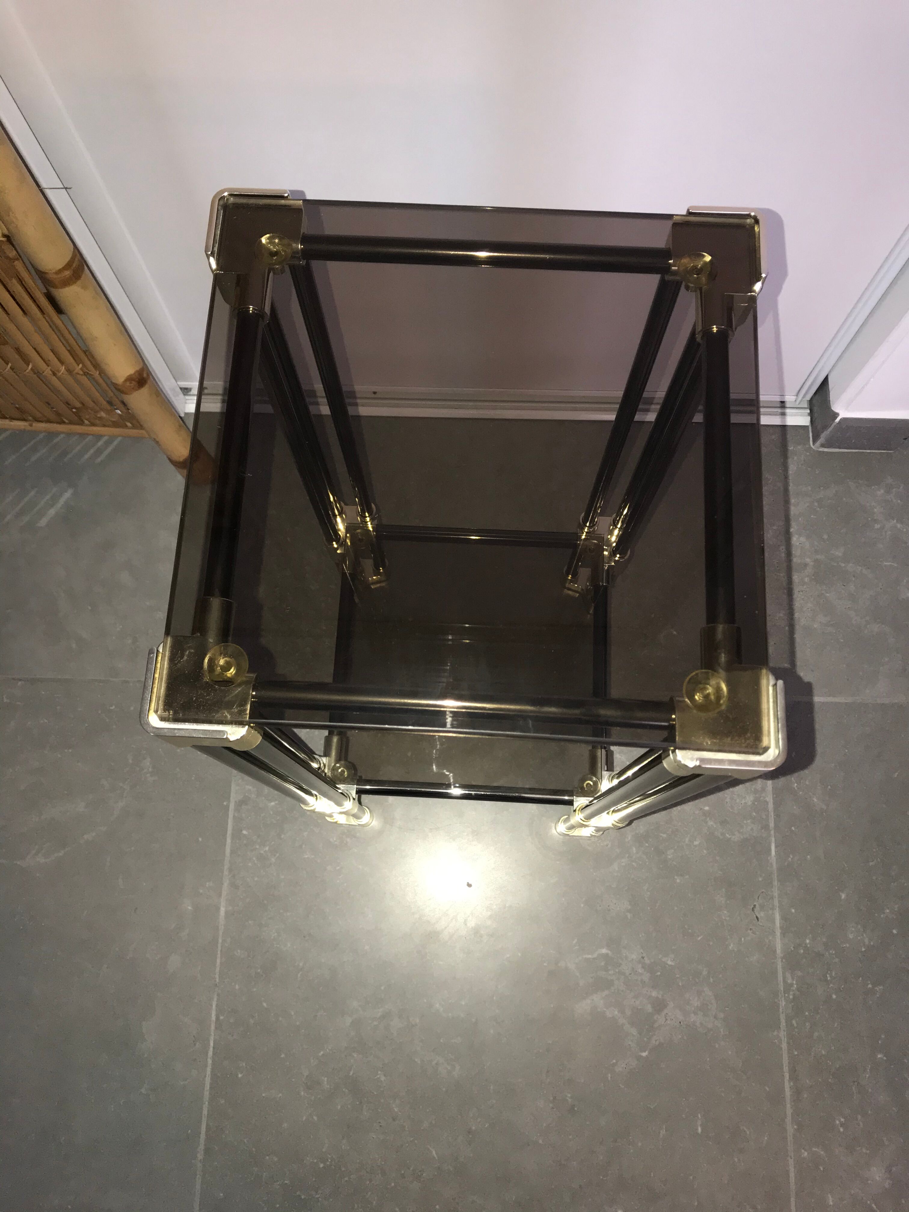Metal square sellette and 2-storey smoked glass