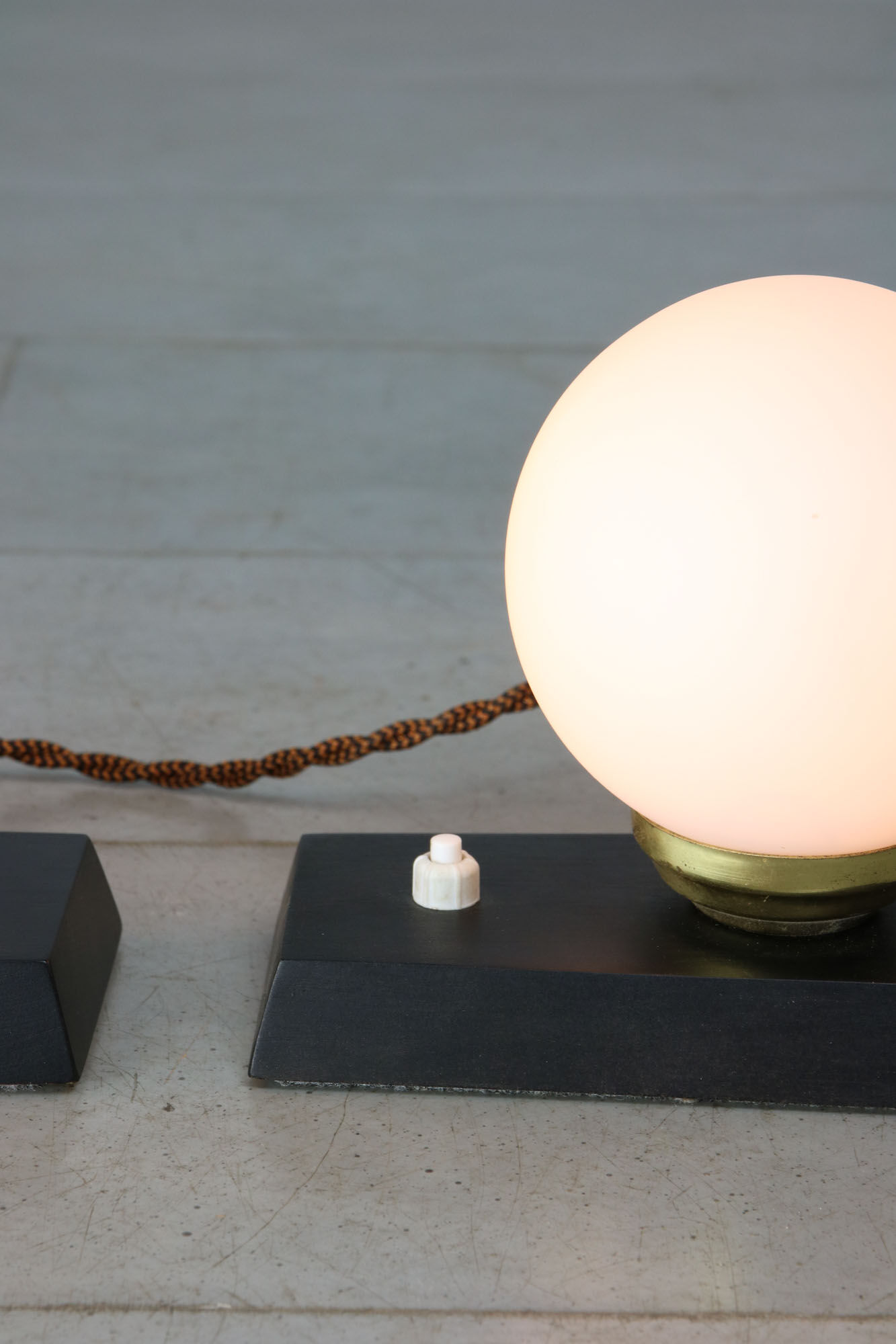 Lampes de chevet mid-century en laiton & opalin