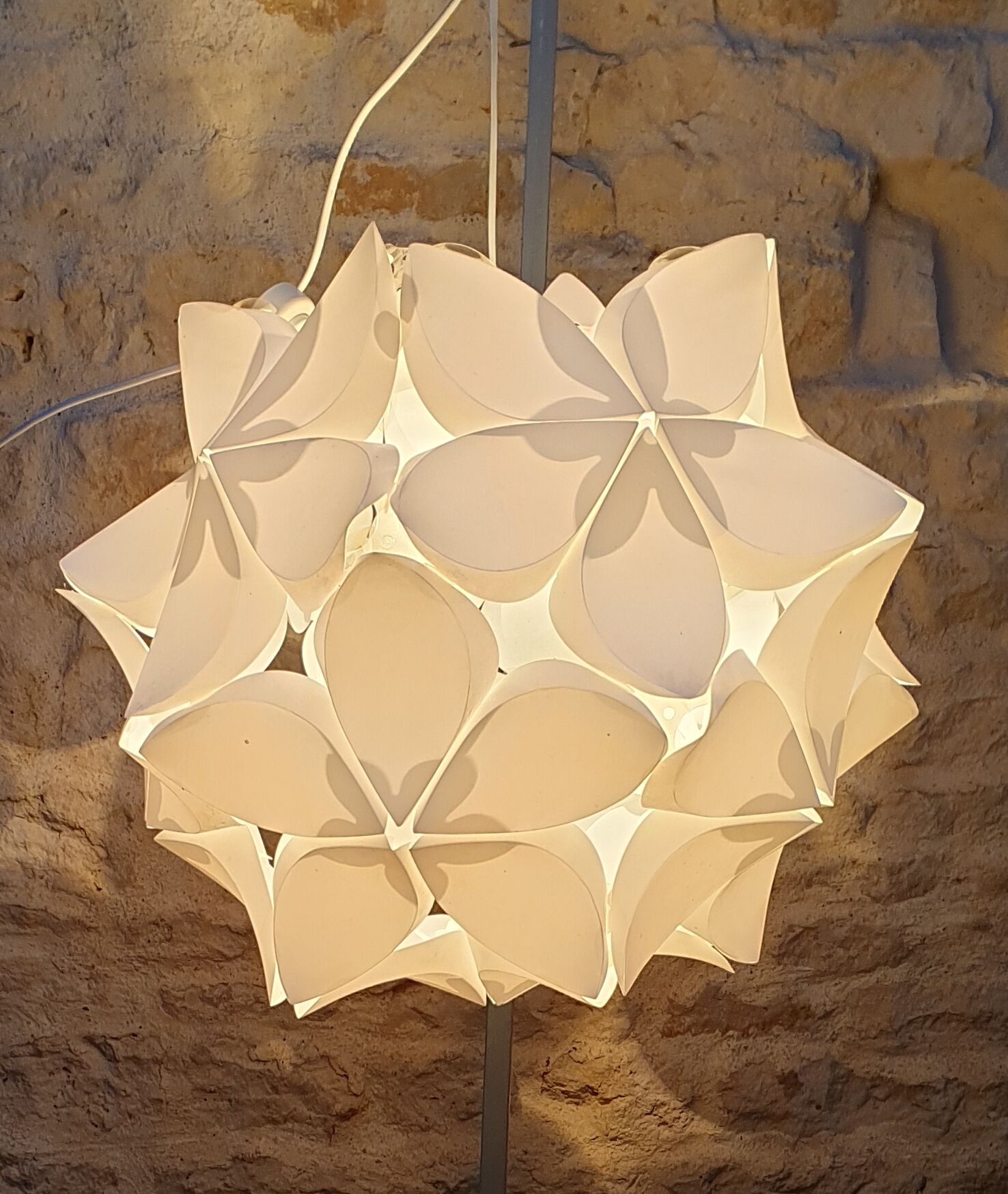 Suspension boule fleurs style seventies