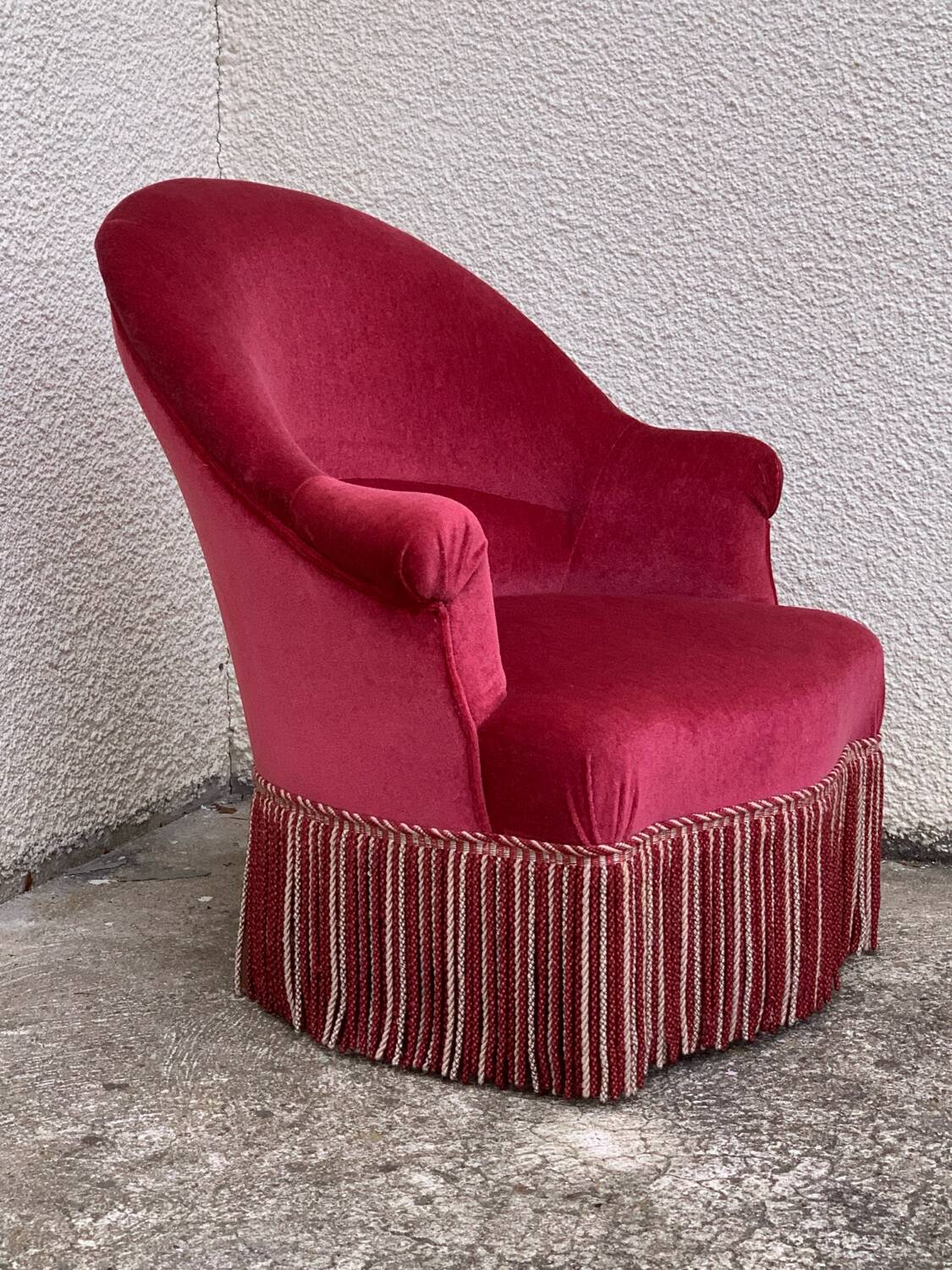 Old raspberry velvet toad armchair