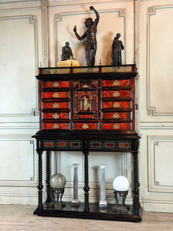 Cabinet anversois, ébène, écaille de tortue, palissandre et os, XVIIème siècle