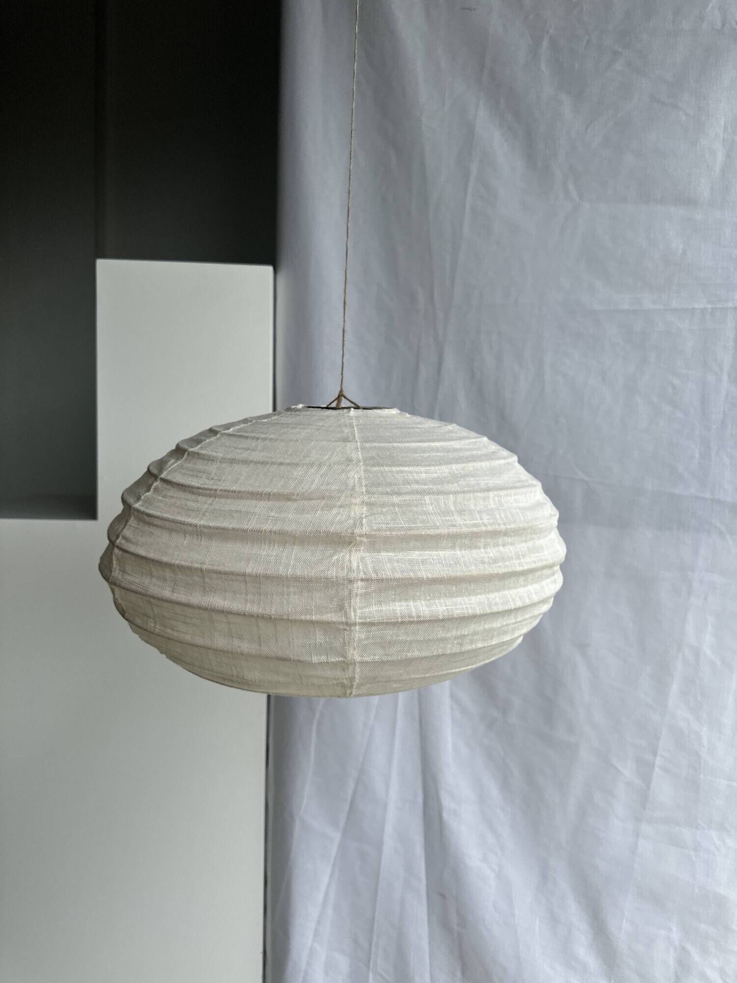 Average suspension in rattan and natural linen, Japanese-style, oval and flattened, H30 D4.