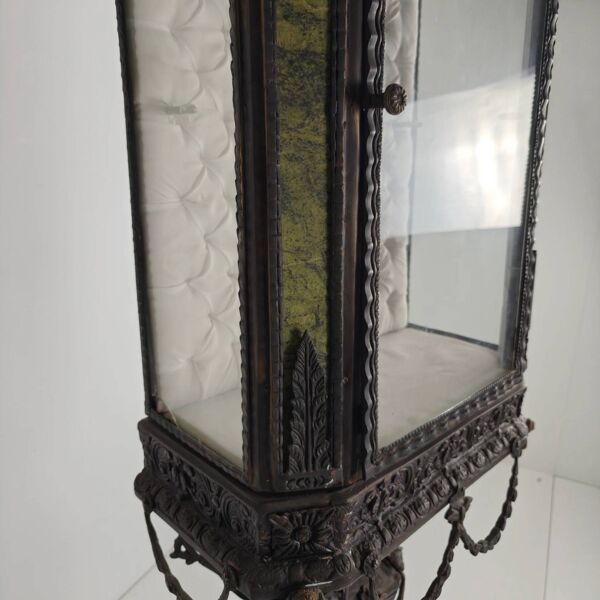 Cabinet de curiosités continental de style Louis XIV en zinc moulé et marbre vert – début du XXe siècle