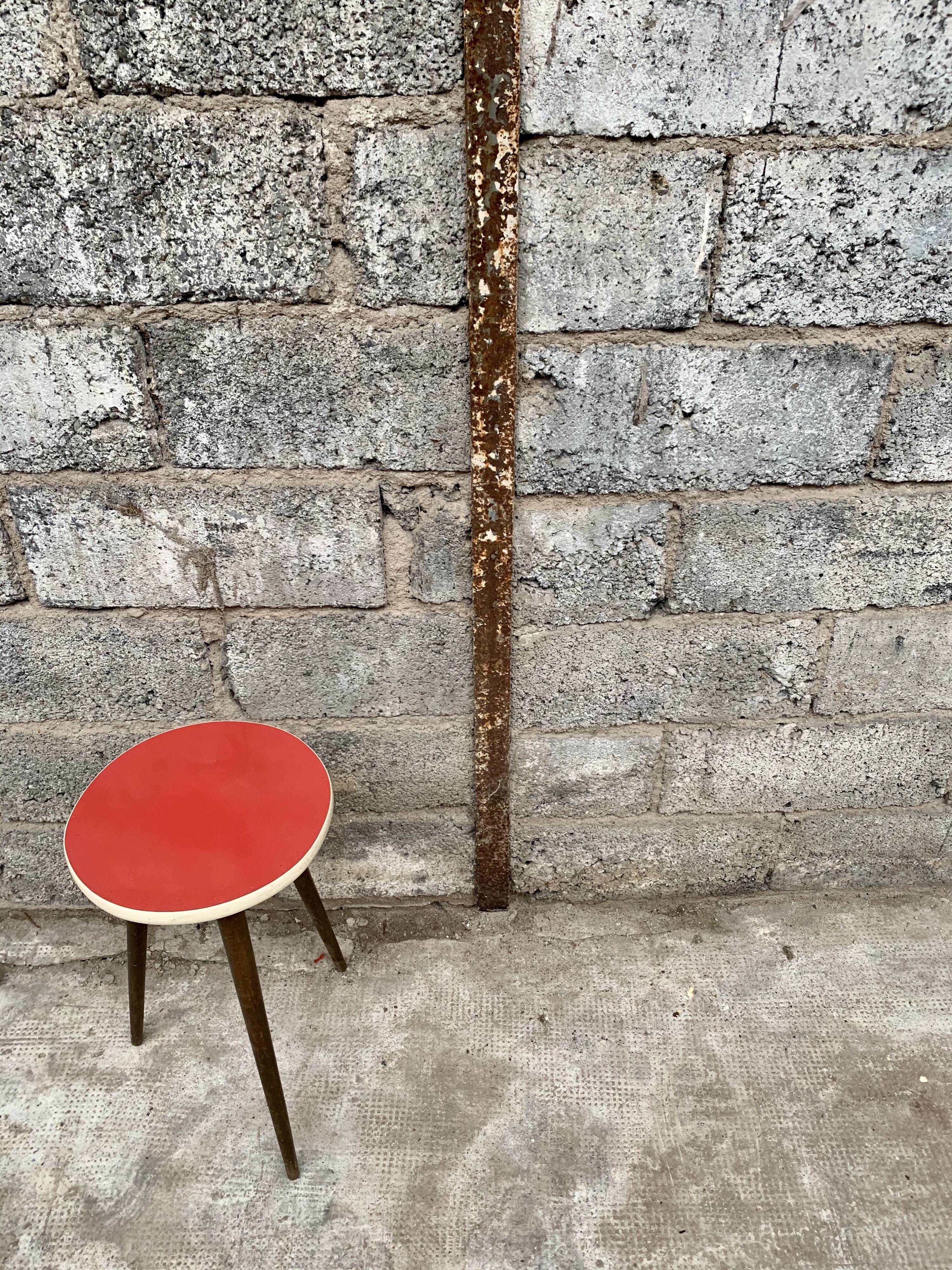 Tabouret formica triangular healing small red coffee table vintage tripod door plant