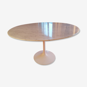 Table ronde Tulip en marbre d’Eero Saarinen pour Knoll