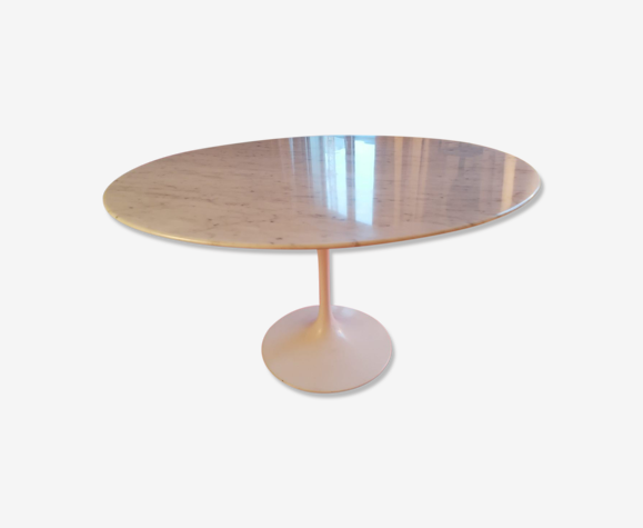 Table ronde Tulip en marbre d’Eero Saarinen pour Knoll