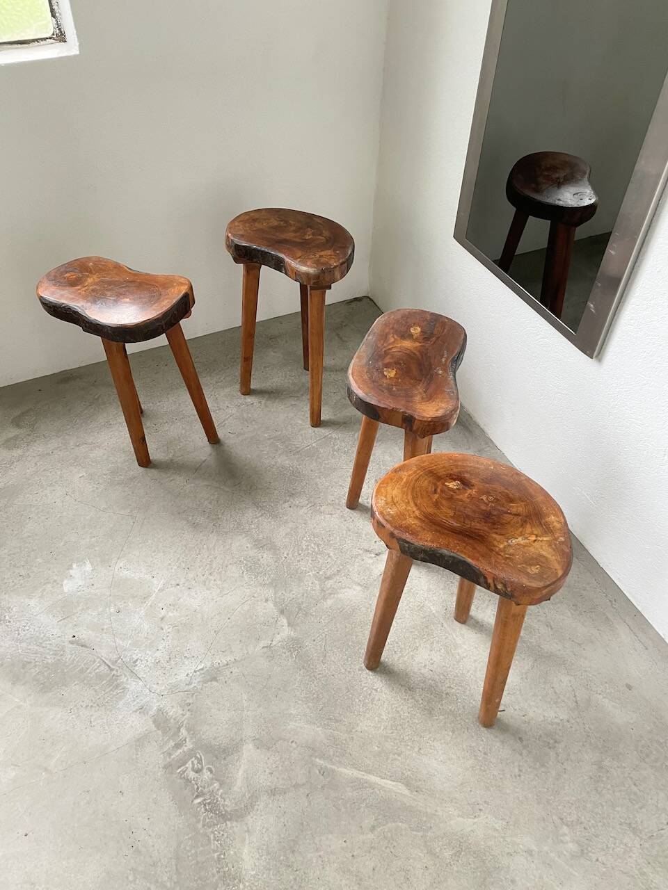 Set de 5 tabourets tripode olivier années 50