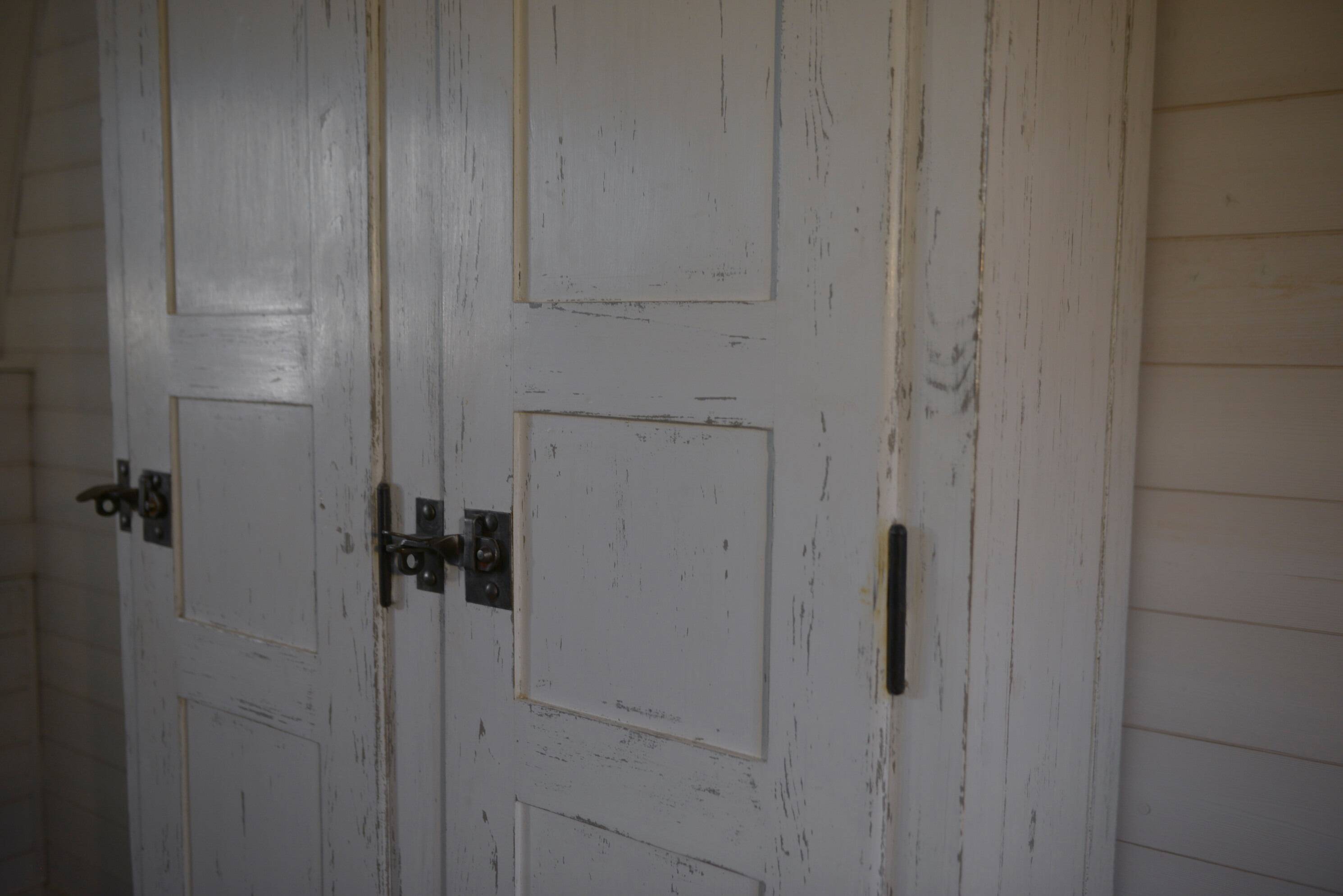 Armoire blanche en bois