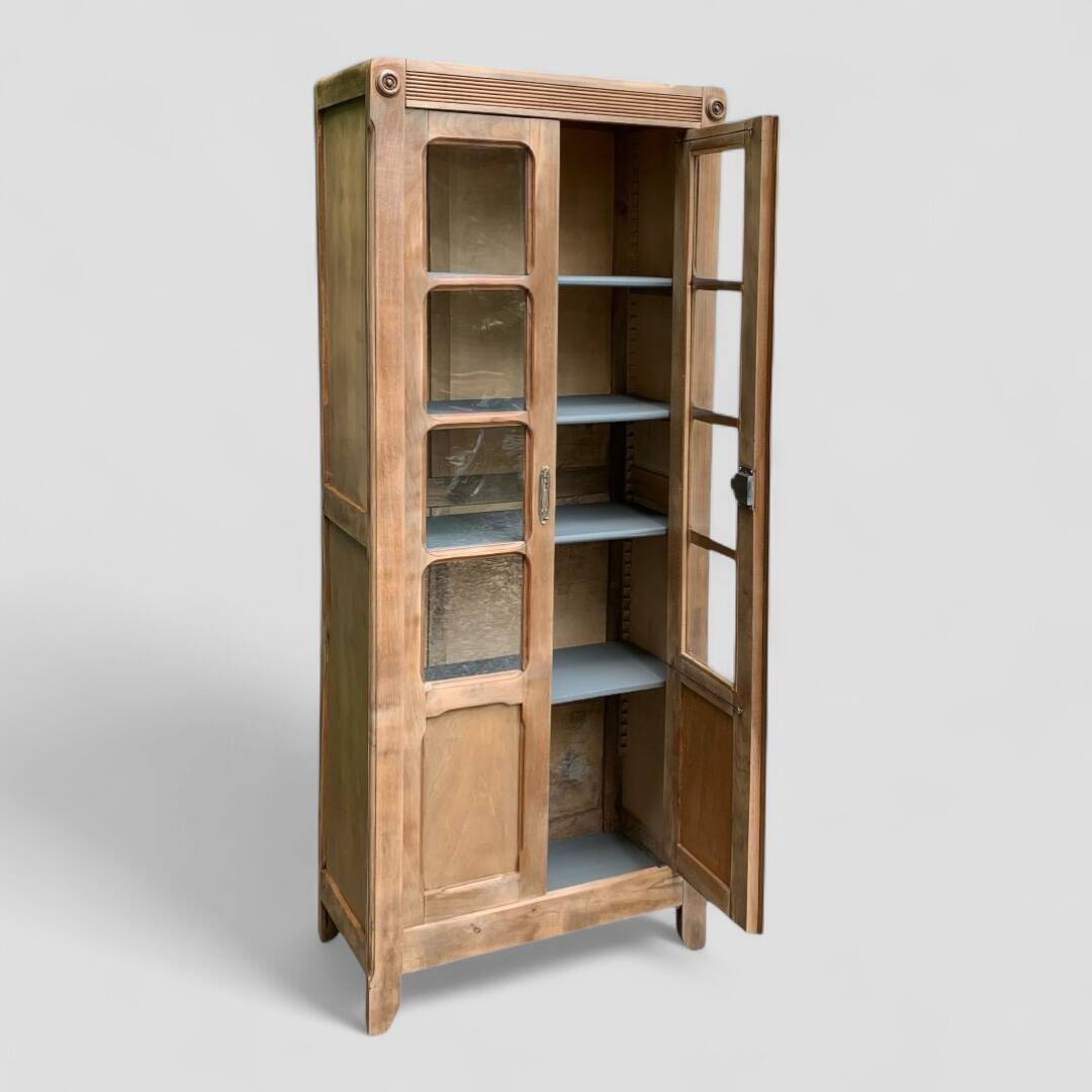 Armoire parisienne vitrée en bois brut, 1940