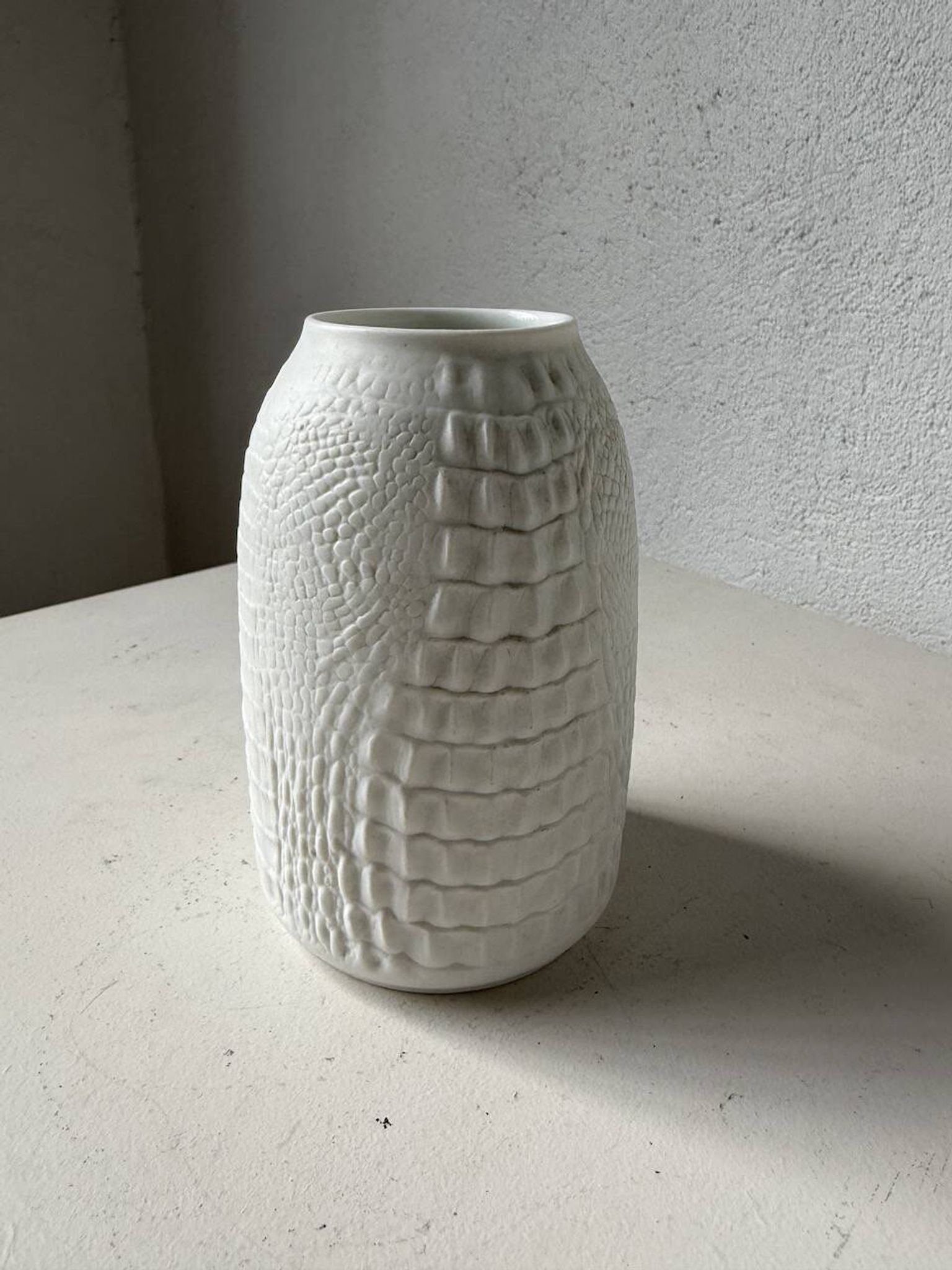 Vase en porcelaine Kaiser, finition « peau de crocodile »