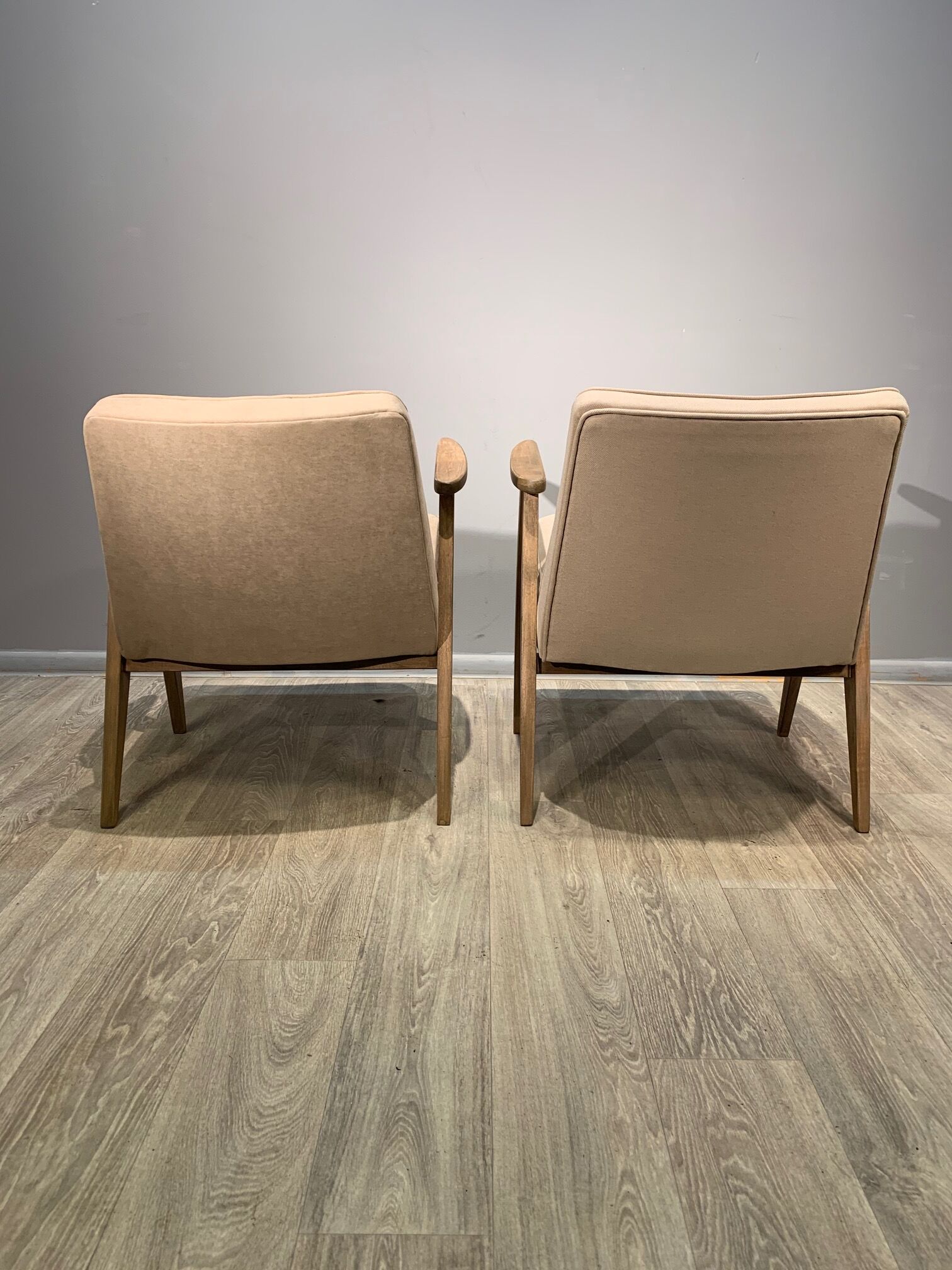 Paire de fauteuils 366, conçus par J. Chierowski