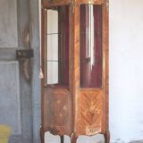 Meuble vitrine en marqueterie,vitrine galbée Louis XV style,signé Marquant