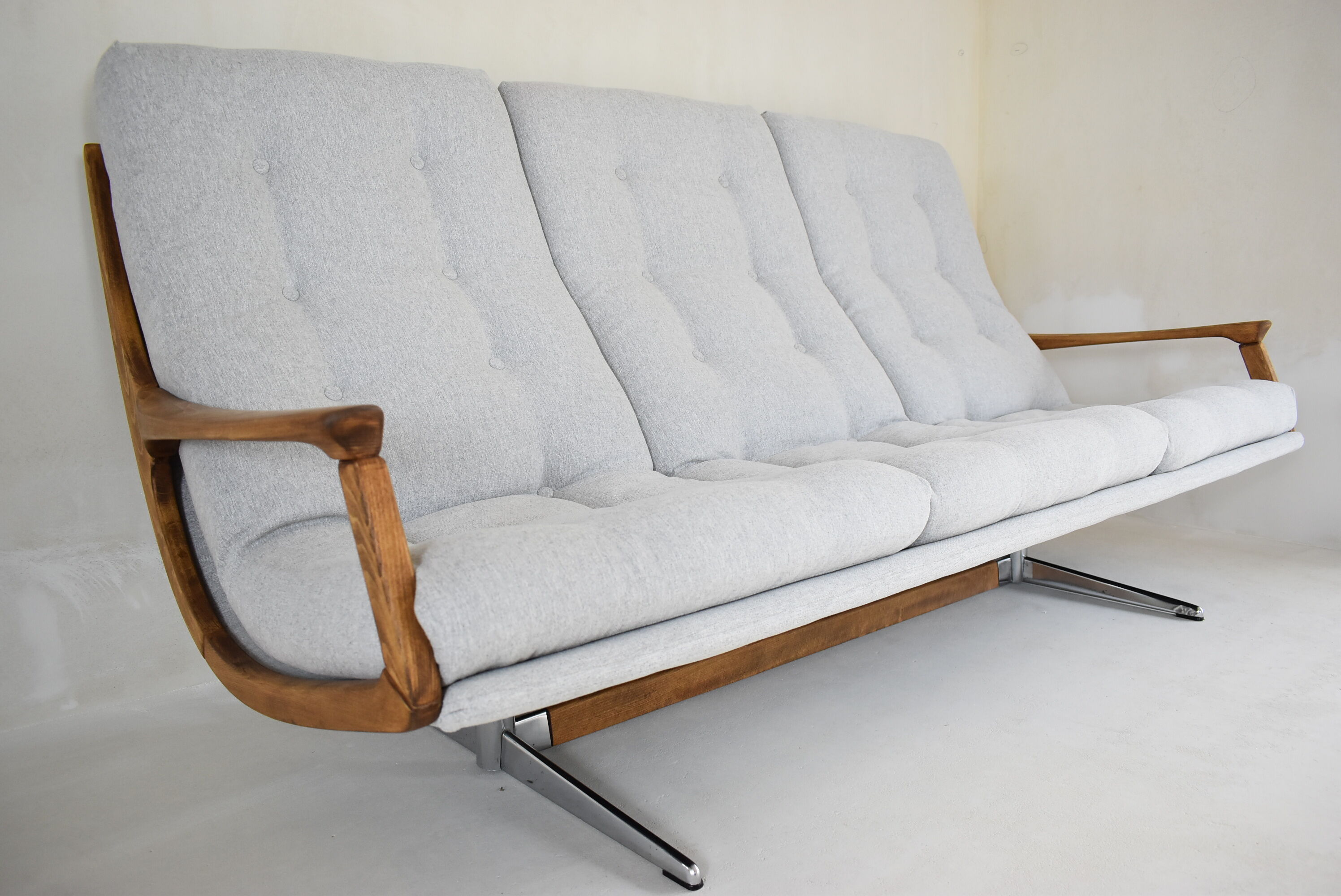 Canapé scandinave original, années 1960, vintage, entièrement restauré, tissu gris clair