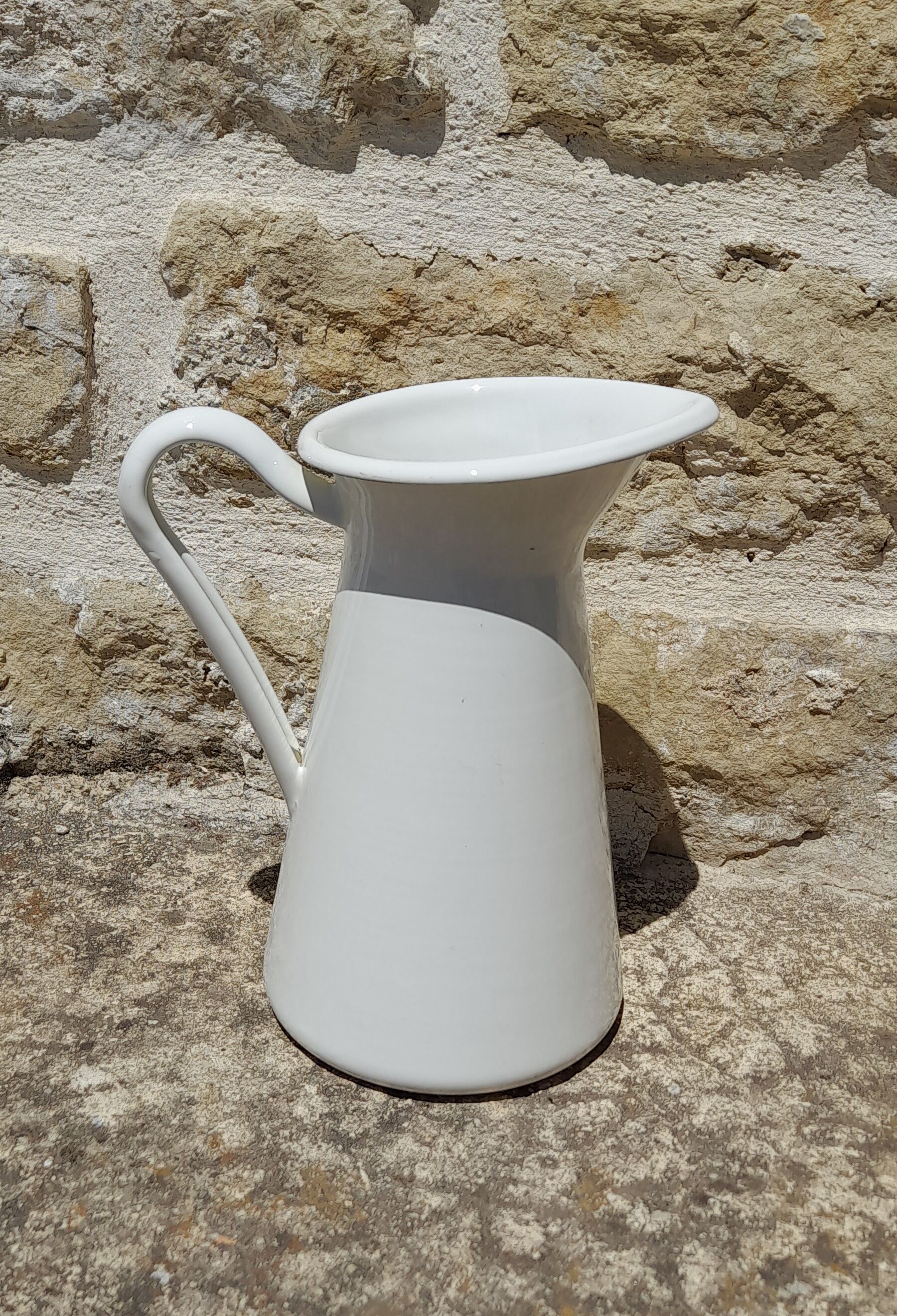 Broc in white enamelled sheet metal