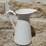 Broc in white enamelled sheet metal