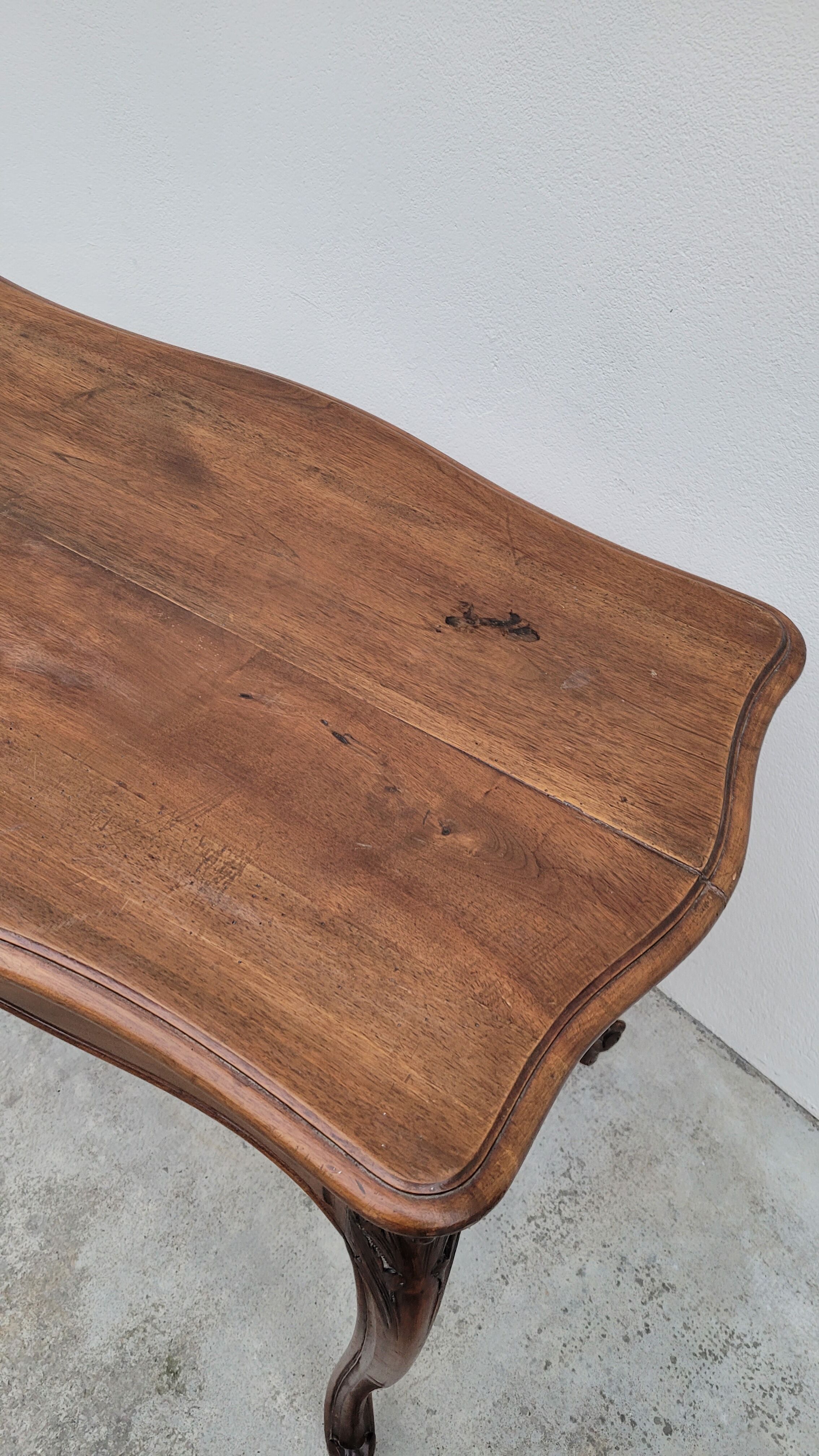 Table de milieu de style Louis XV en noyer massif