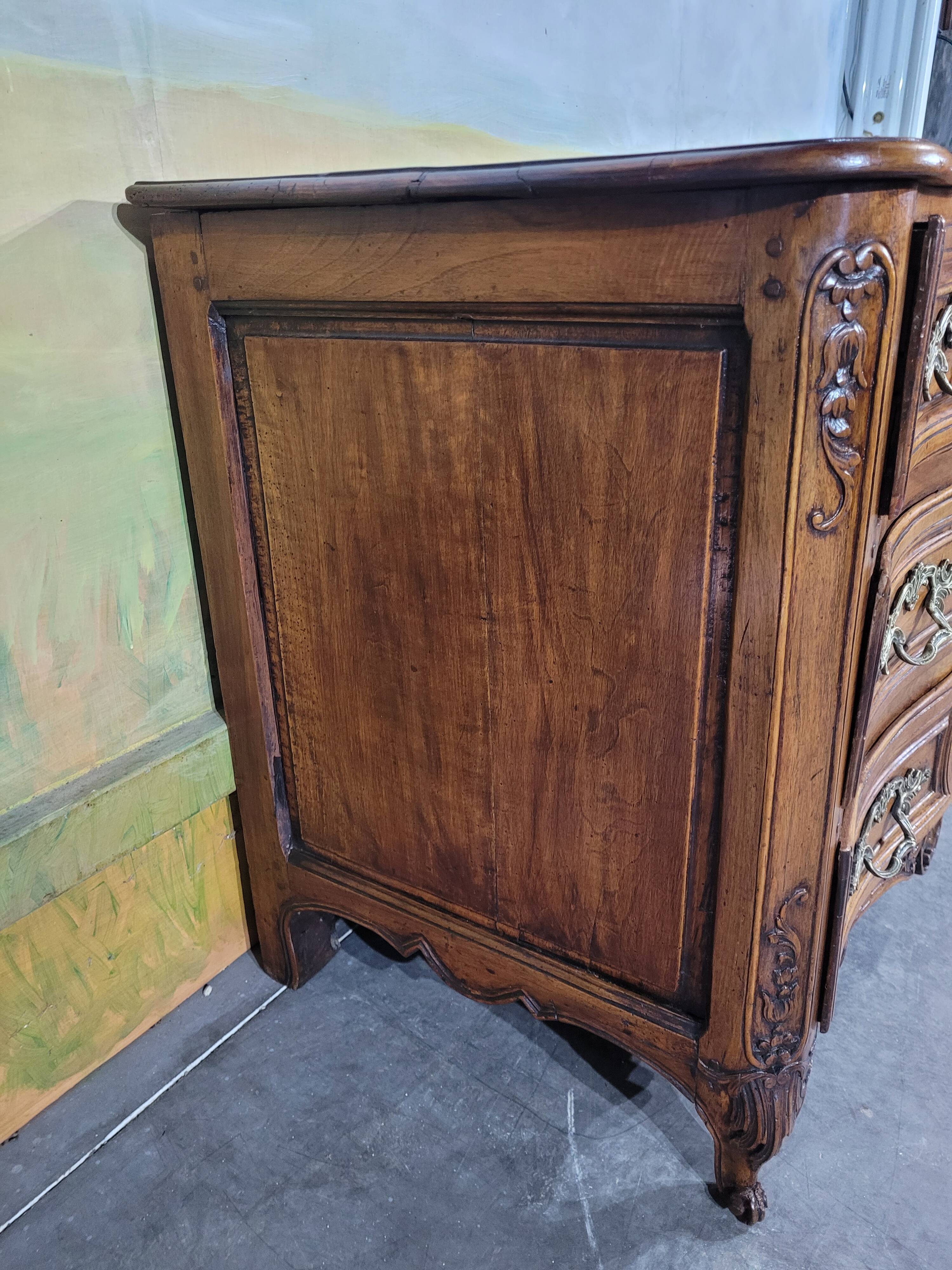 Petiote commode époque Louis XV galbée