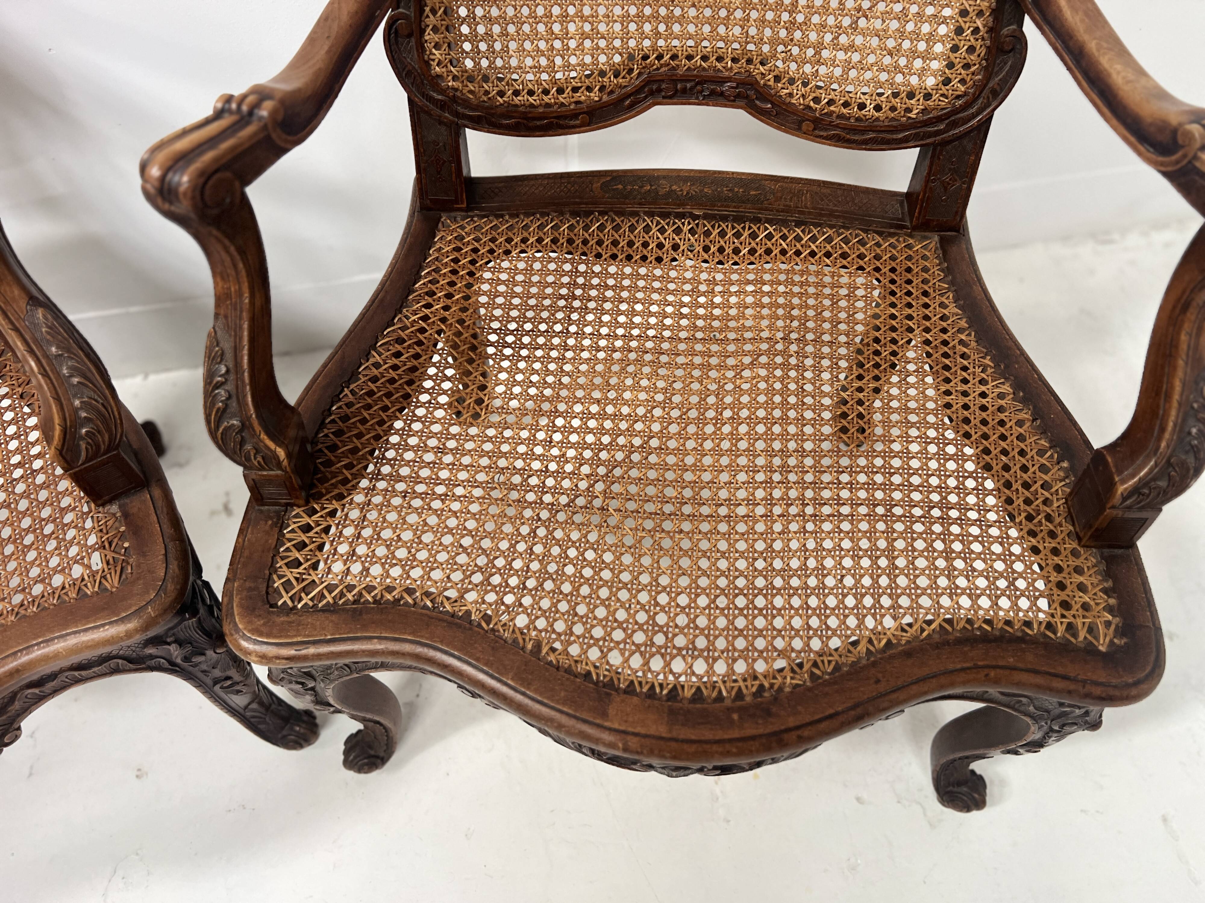 Paire de fauteuils de style Régence en bois naturel XIX siècle