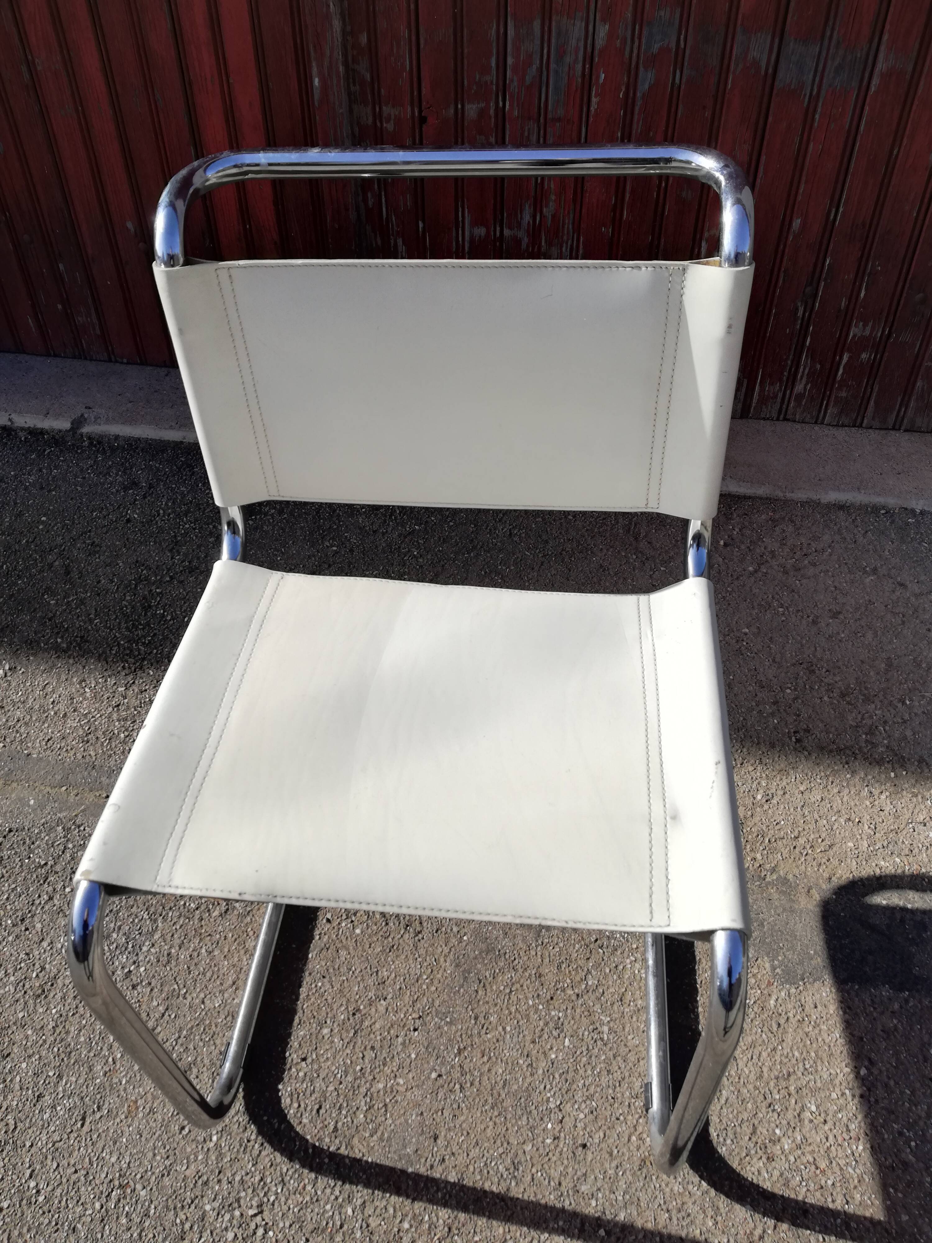 Chaise modèle B33 de Marcel Breuer cuir blanc