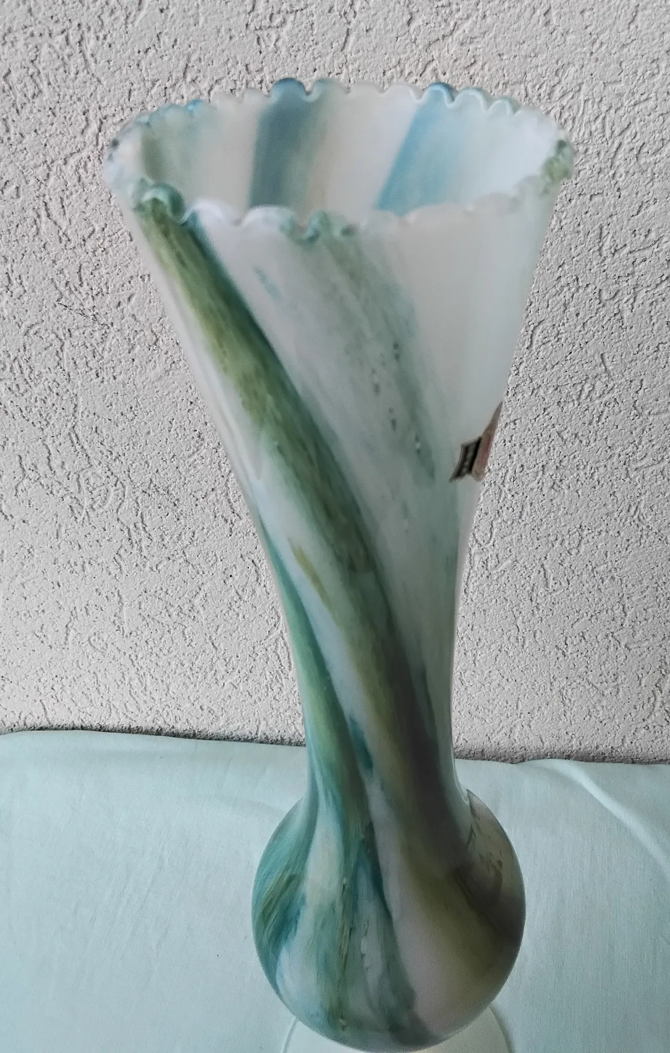 Pedestal vase in opaline