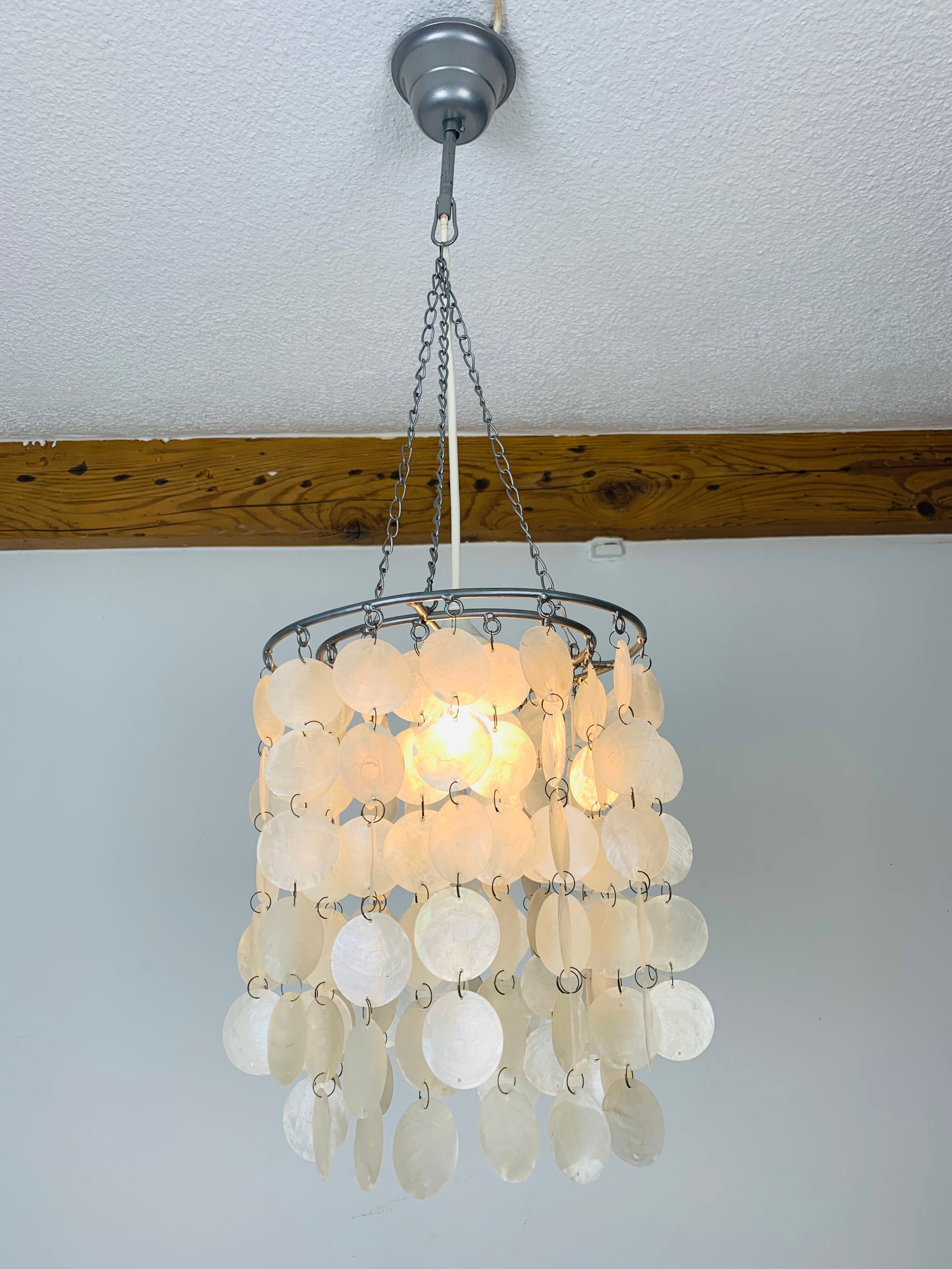 Mother-of-pearl grapevine suspension