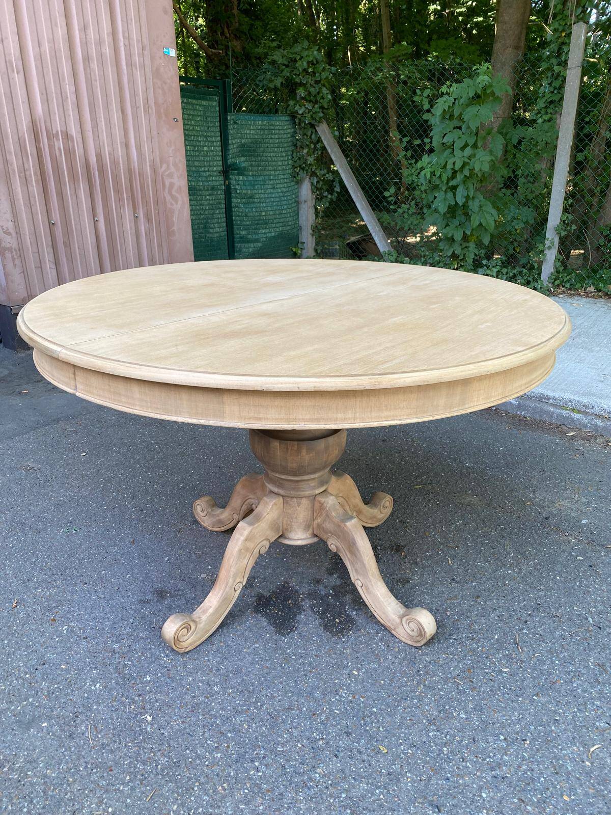 Extendable round dining table with central art deco leg, renovated in raw wood