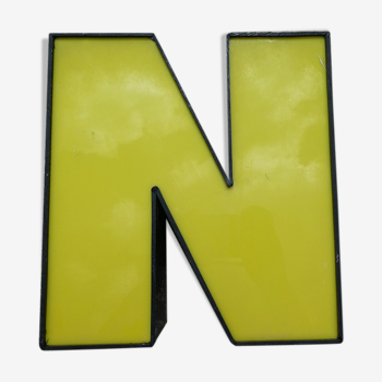 Lettre "N" d'enseigne industrielle jaune et noire
