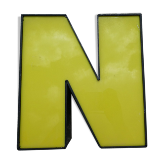 Lettre "N" d'enseigne industrielle jaune et noire