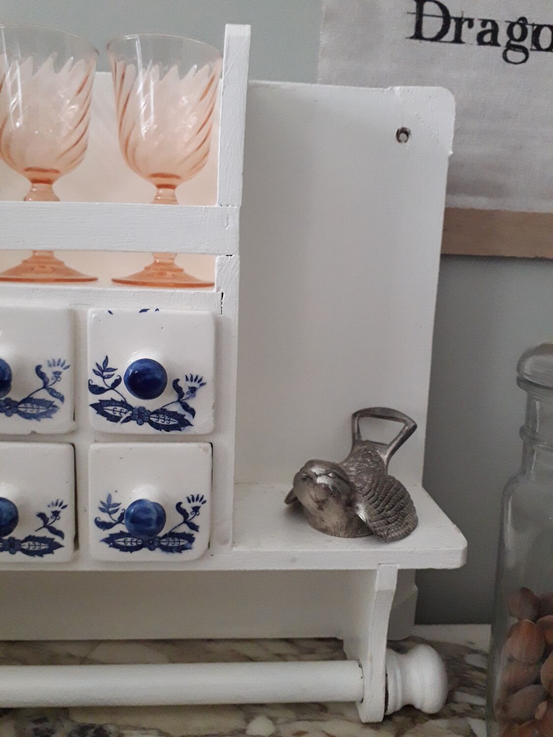 Wall-mounted kitchen shelf