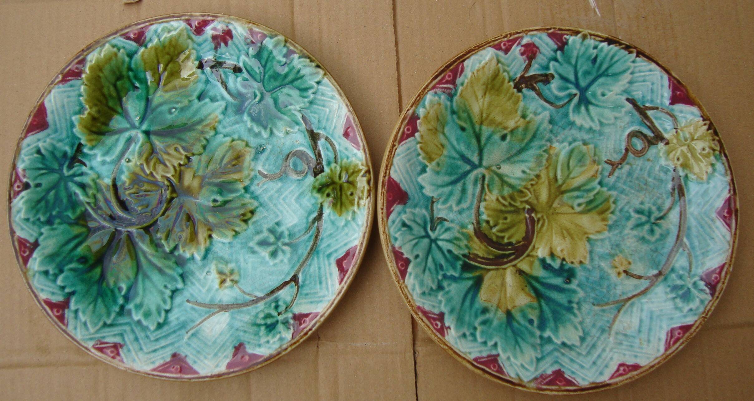 2 Assiettes à feuilles de vigne en majolique française Onnaing,
