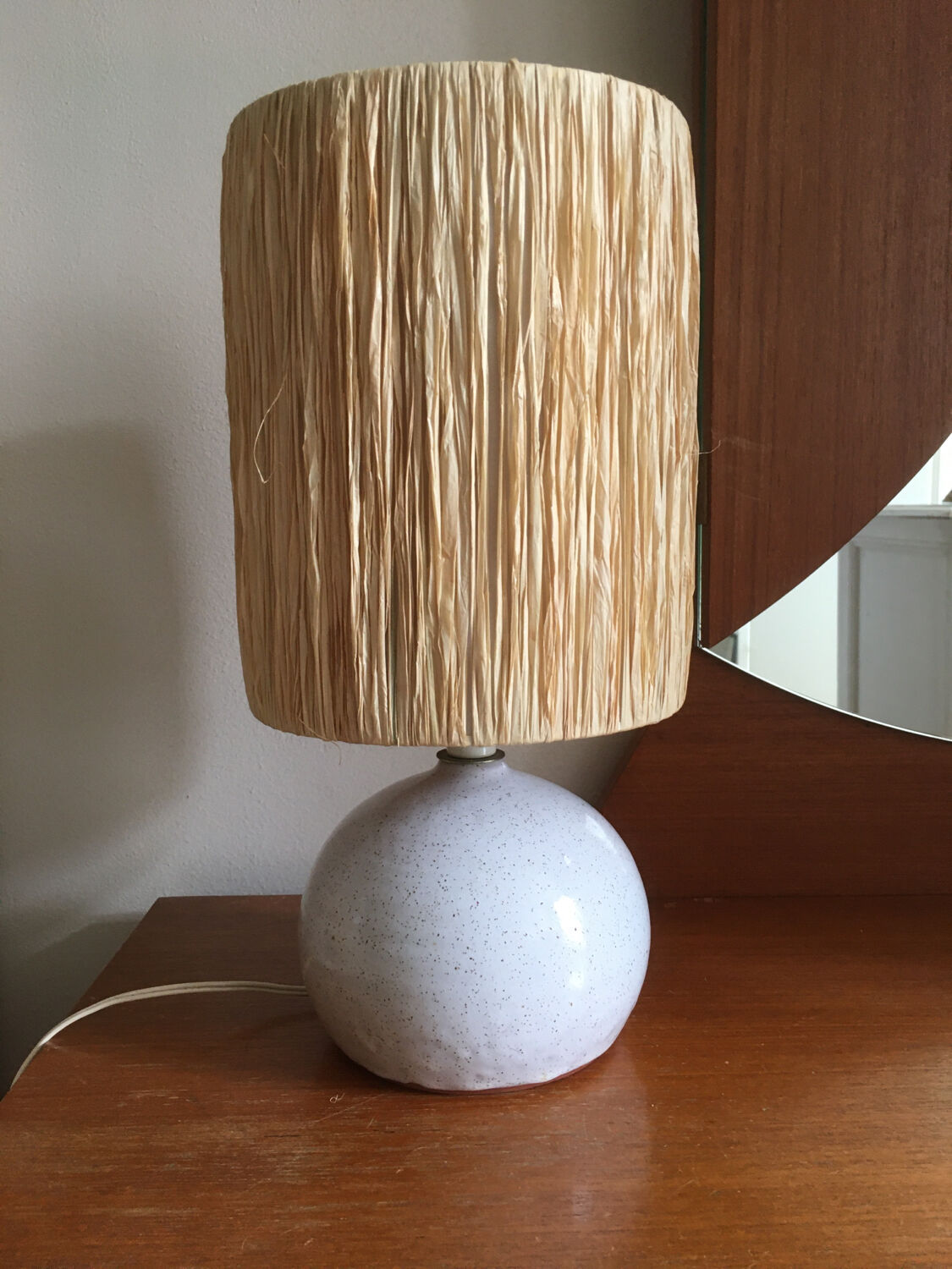 Ceramic table lamp and rafia