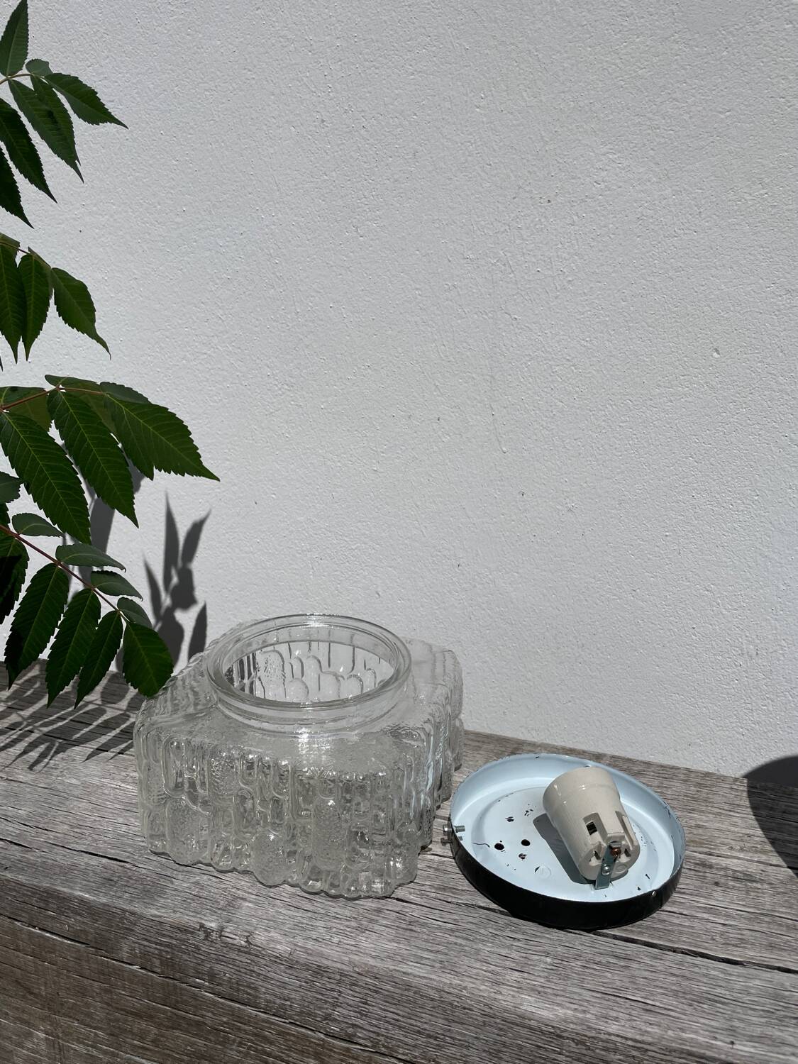 Round wall or ceiling light in glass