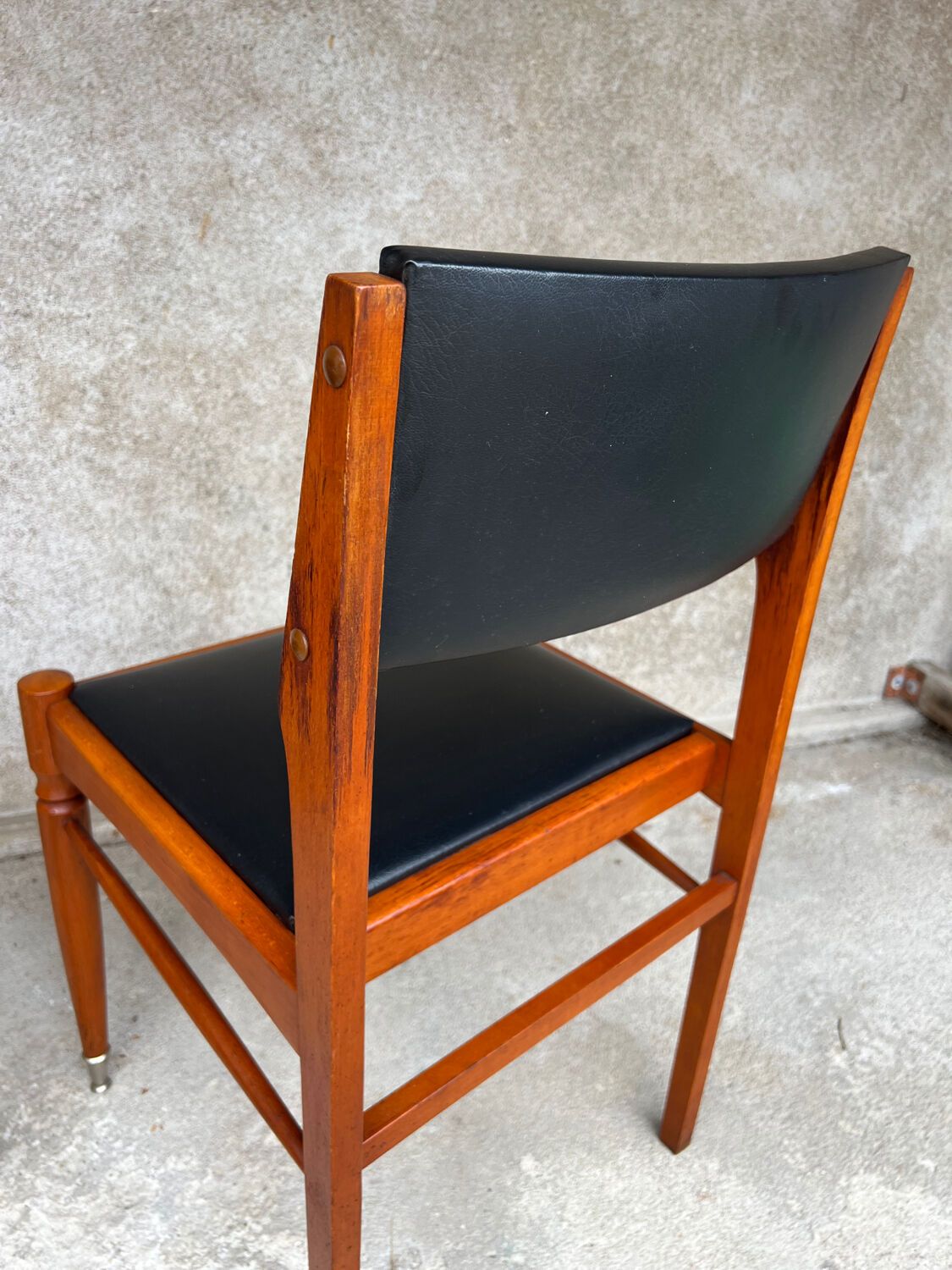 2 wooden and faux leather chairs in Scandinavian style