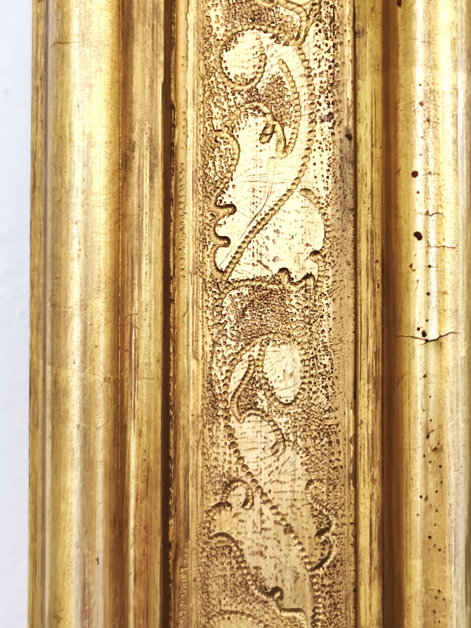 Florentine arched mirror in gilded wood with gold leaf.