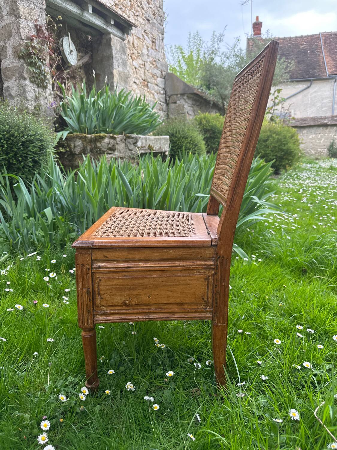 Chaise osier avec assise ouvrable