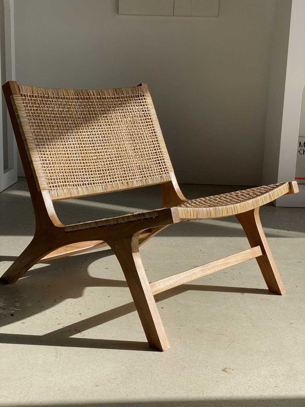Reclining armchair in natural wood and woven rattan