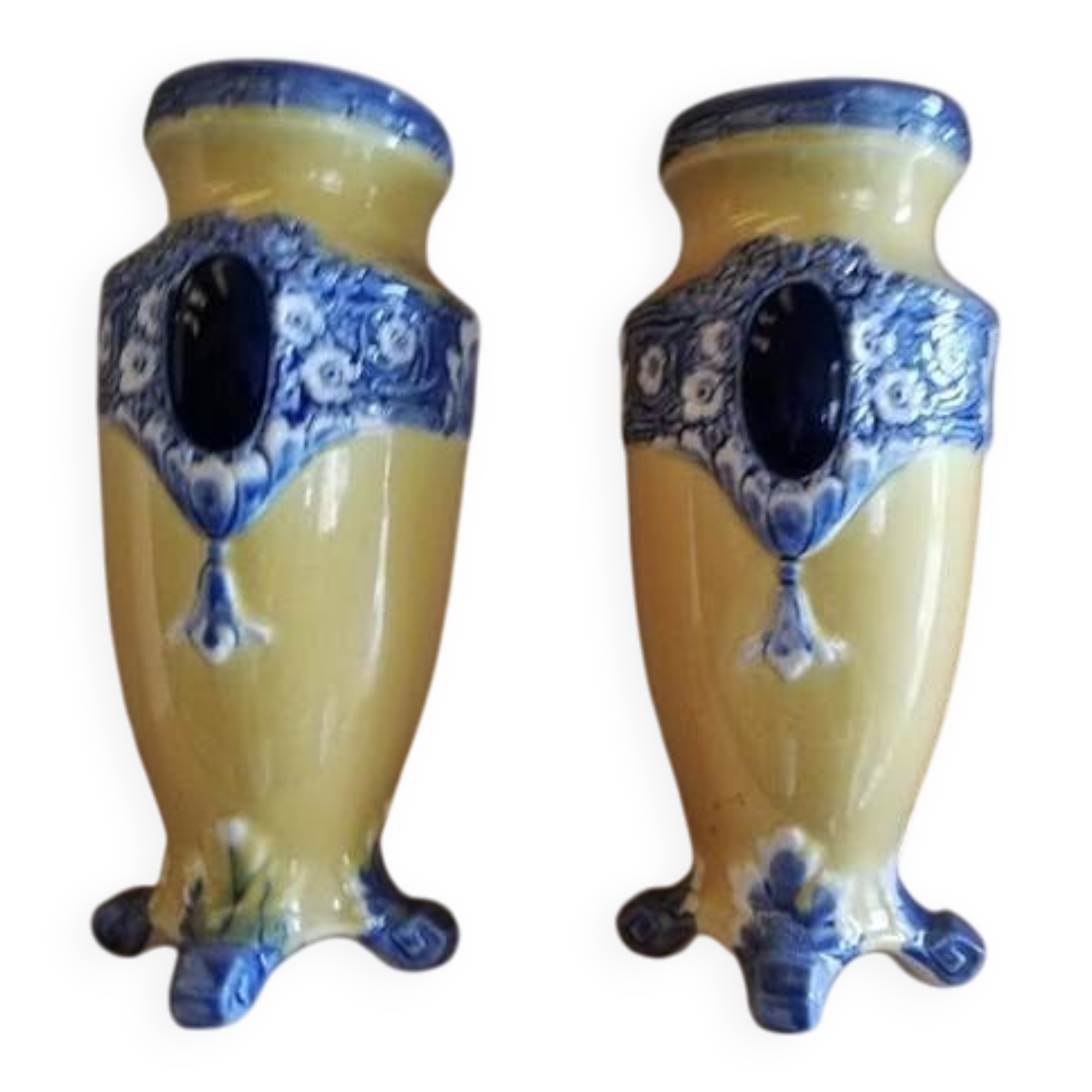 Paire de vases en barbotine