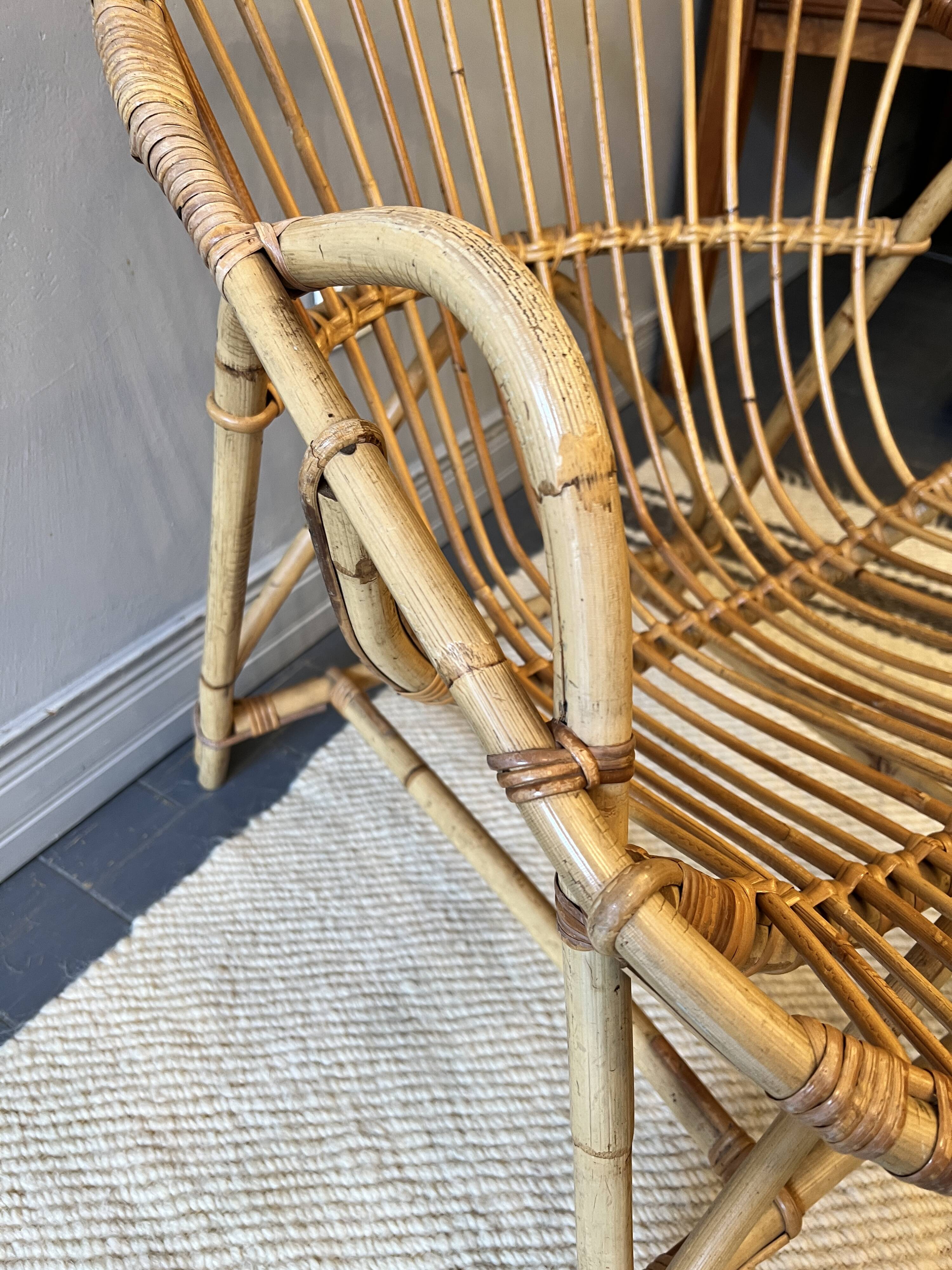 Fauteuil corbeille en rotin avec son coussin