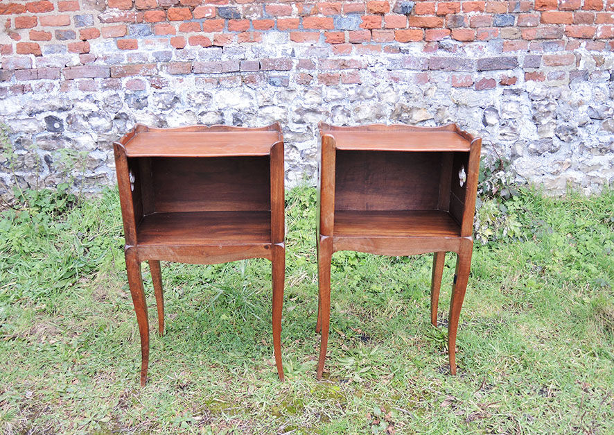 2 old wooden 'clovers' bedside tables Louis XV style