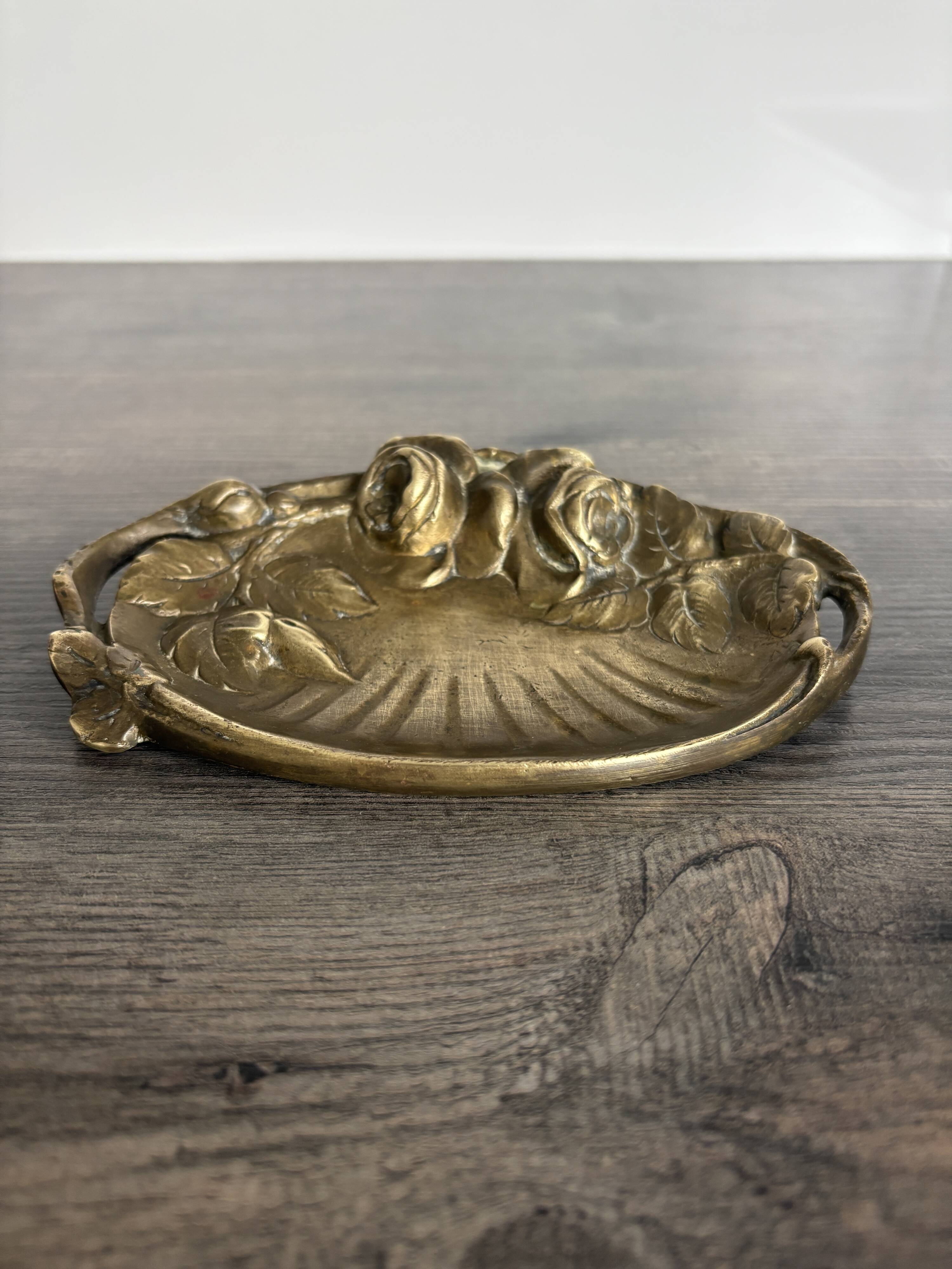 Art Nouveau pocket emptier