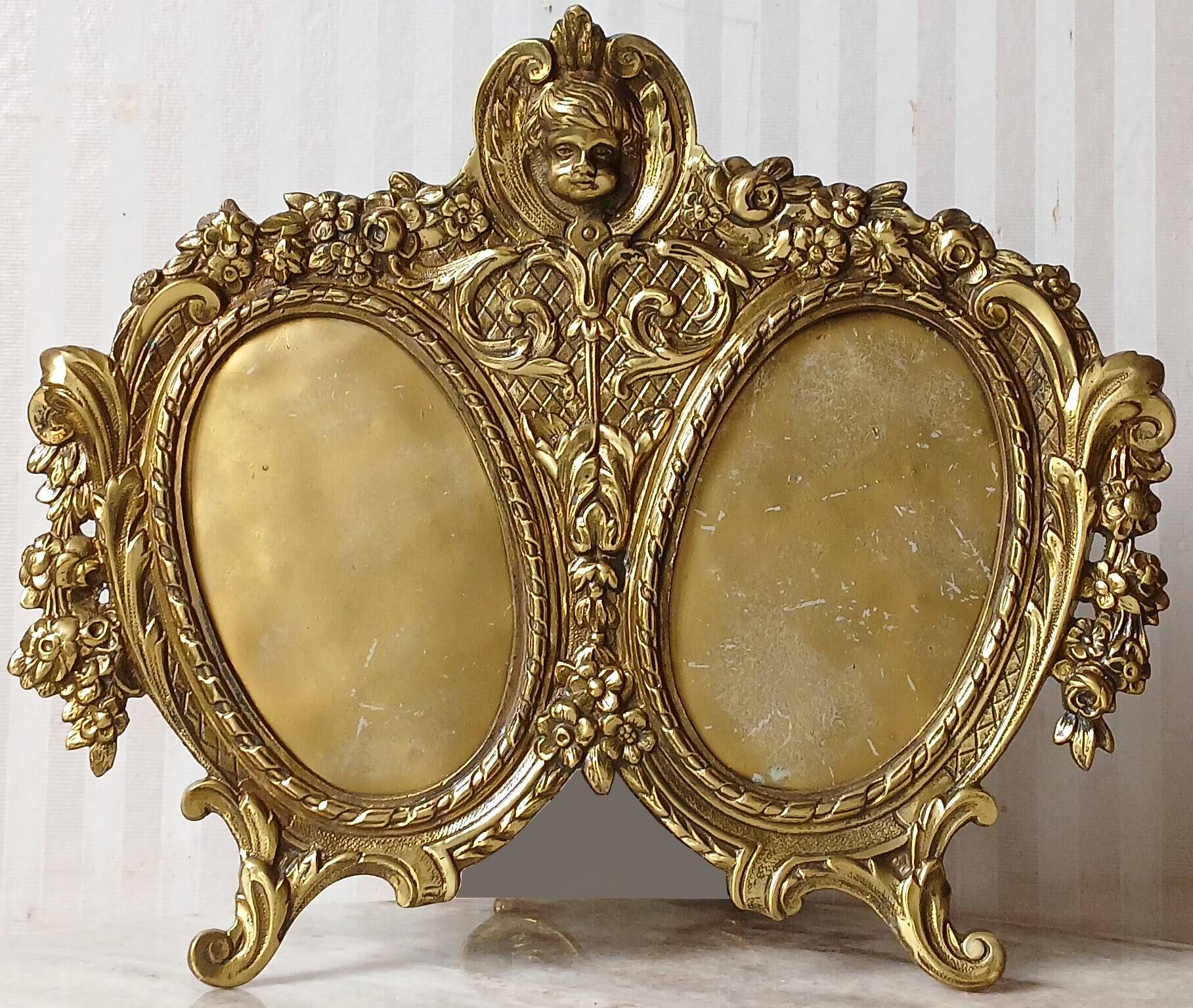 19th century "Victorian" double frame, gilded bronze decorated with acanthus & flower garlands