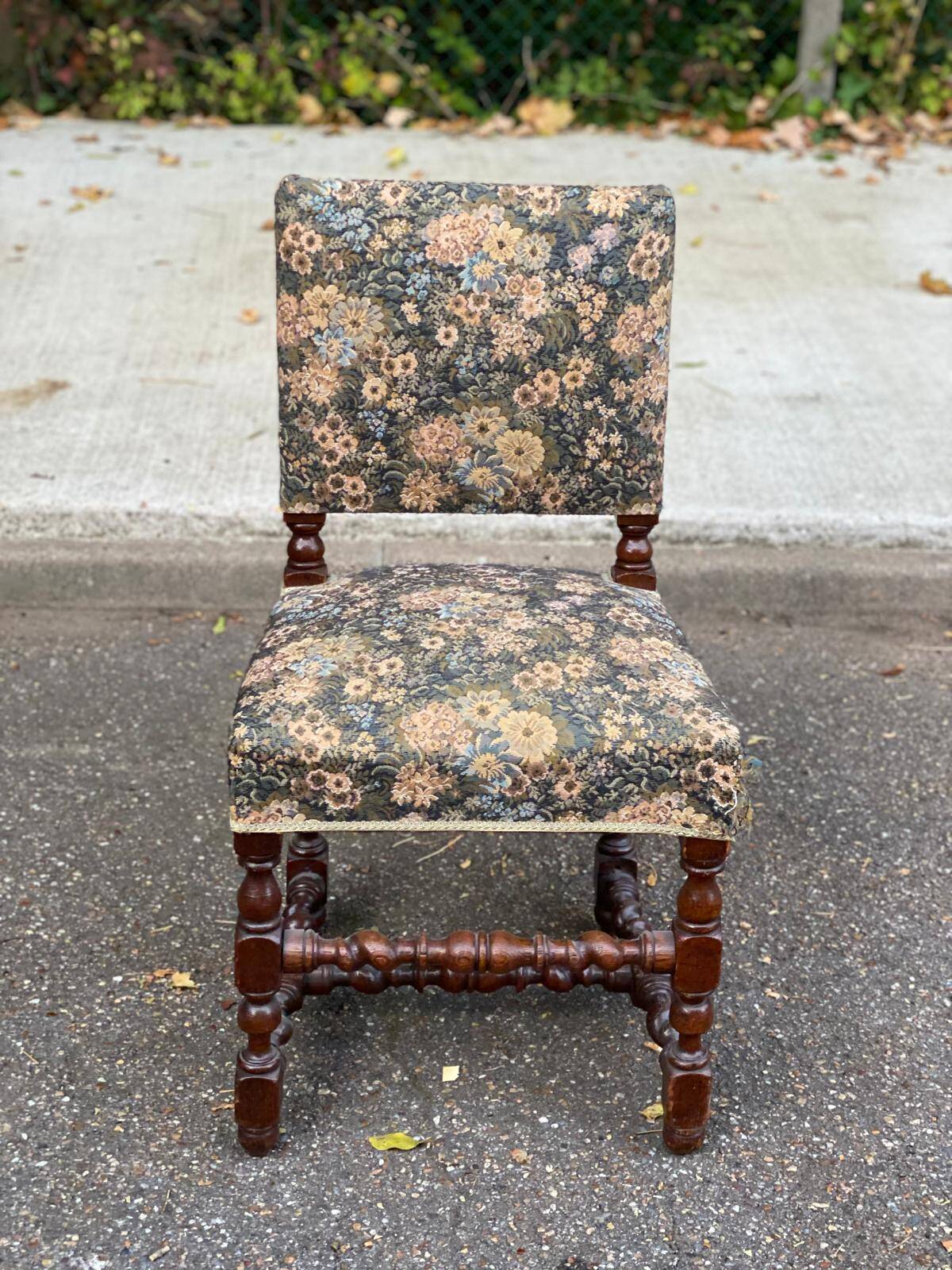 Chaise vintage Louis XIII bois massif et tissu