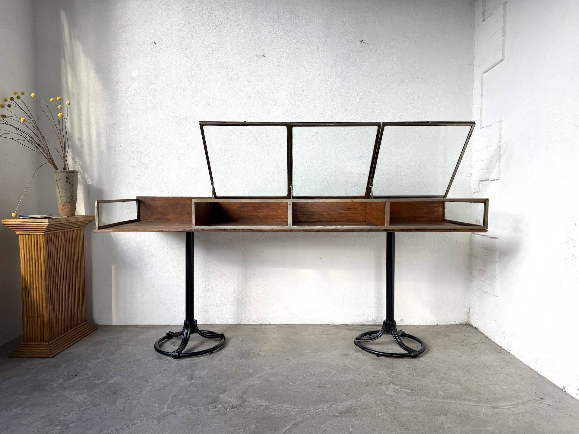 Oak and brass-mounted display cabinet on legs – Circa 1950
