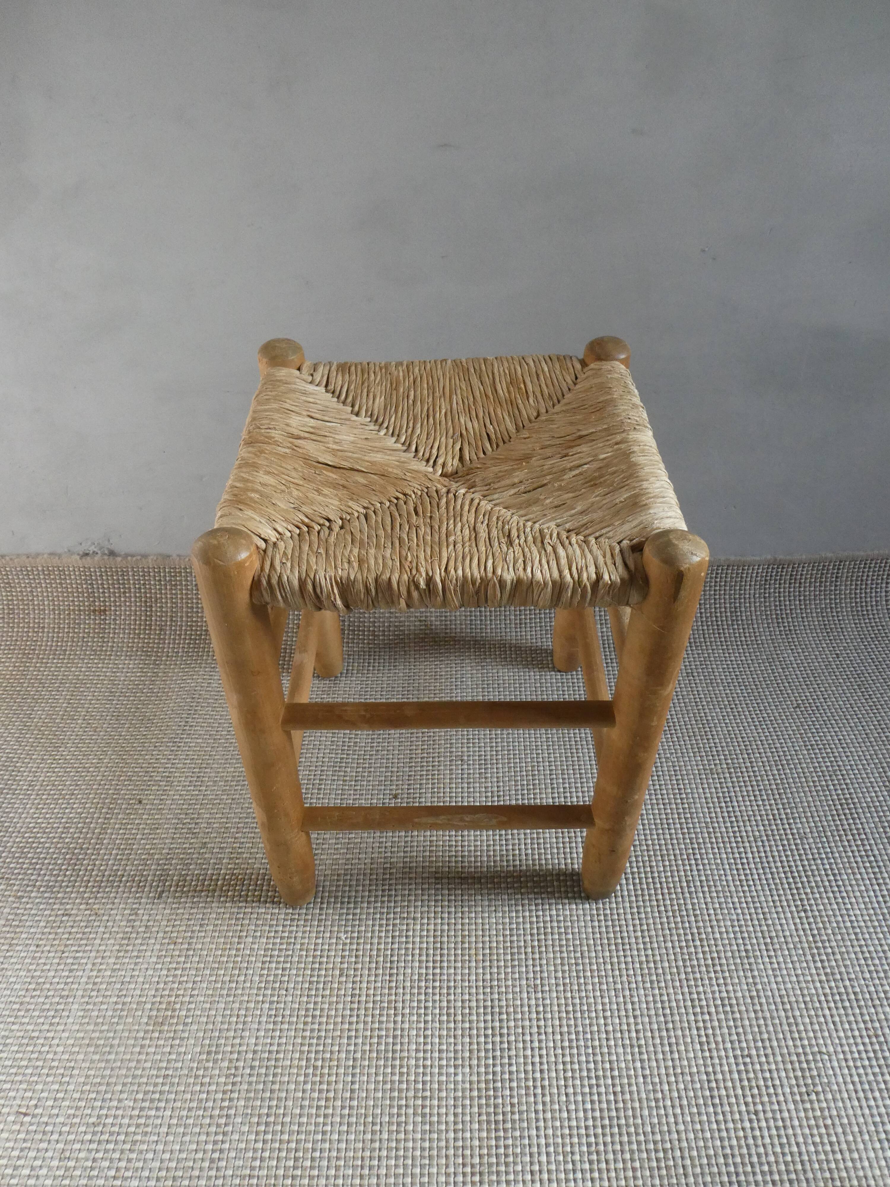 Tabouret en bois clair et assise paillée