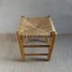 Tabouret en bois clair et assise paillée