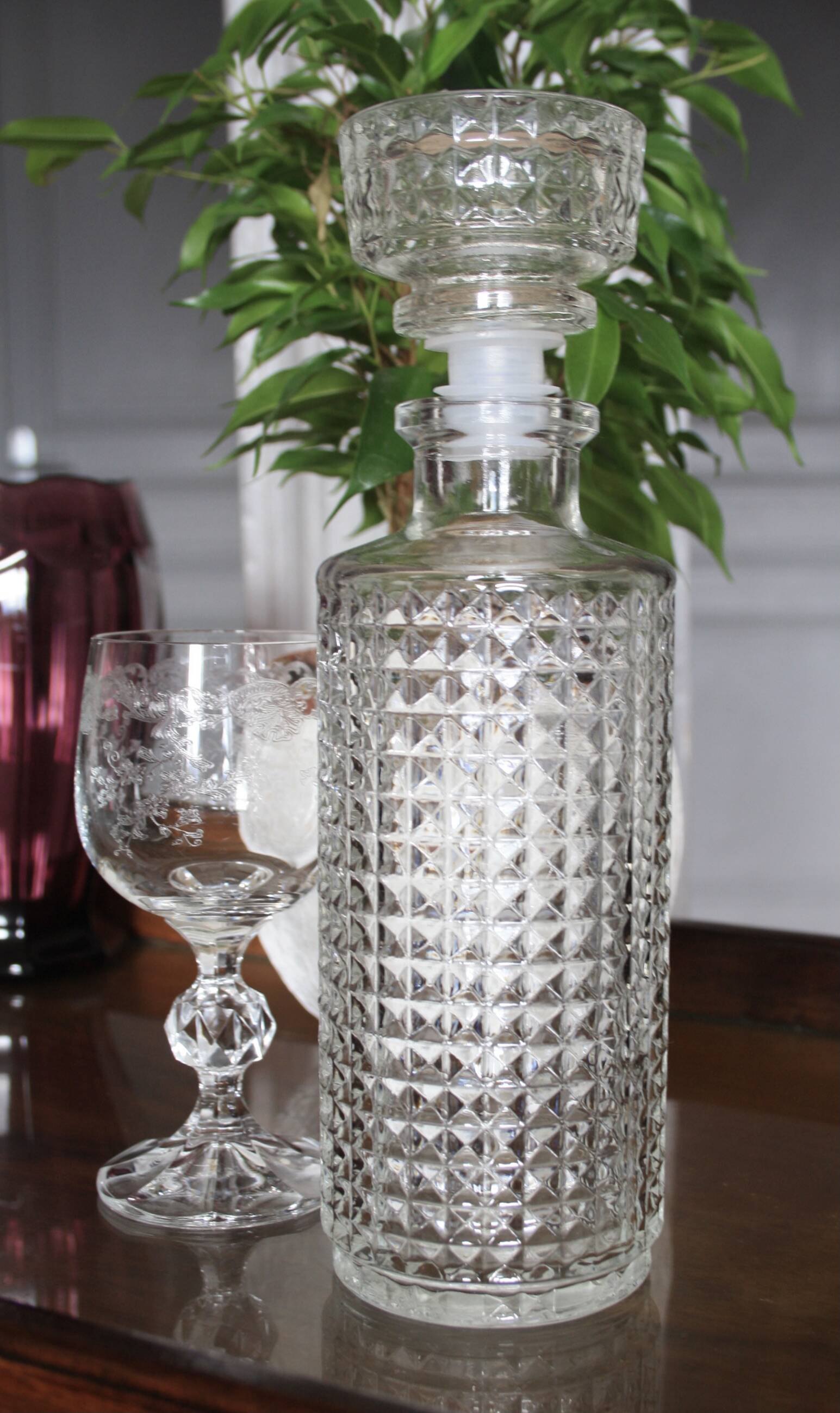 Diamond-tipped glass carafe