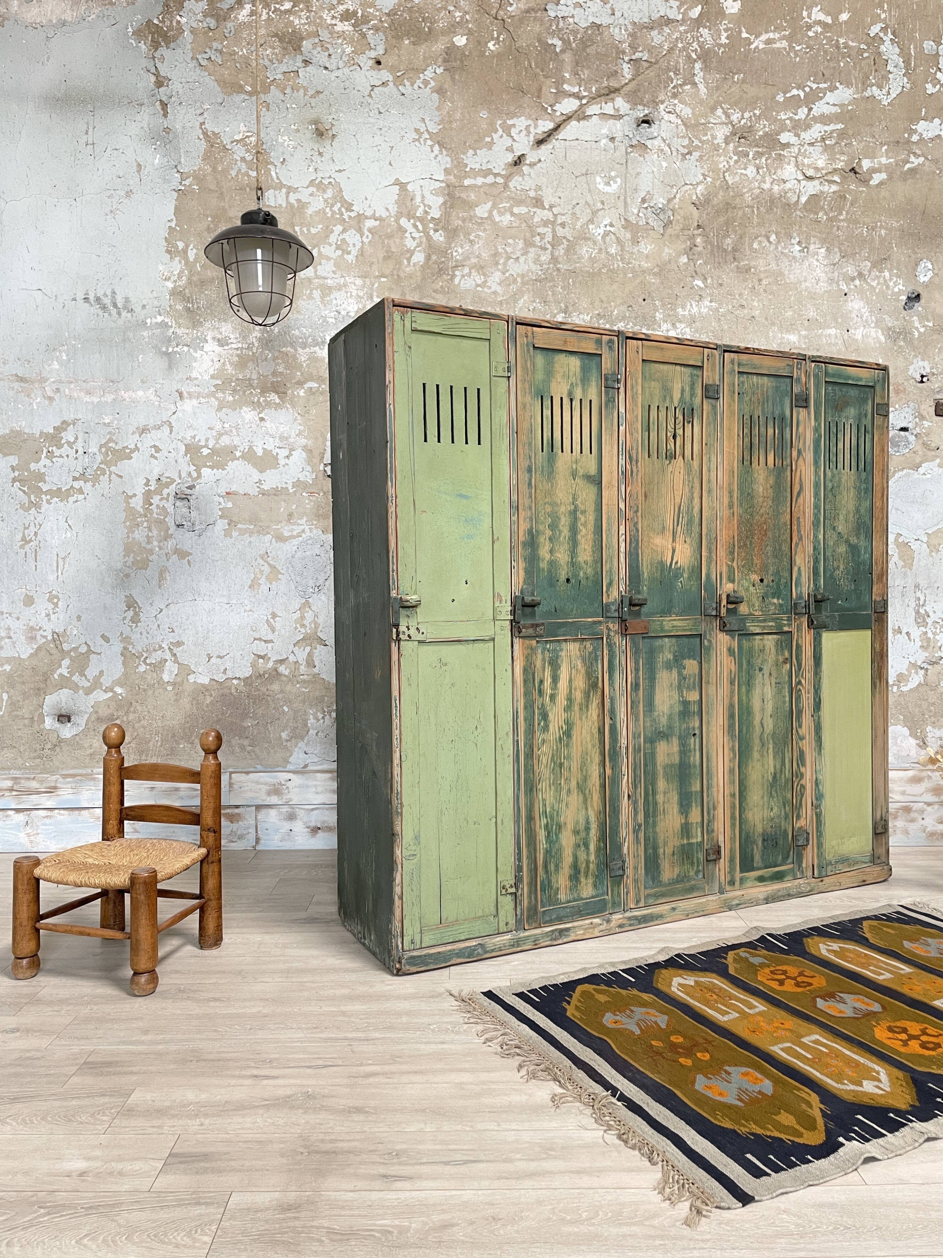 5-door cloakroom in patinated wood
