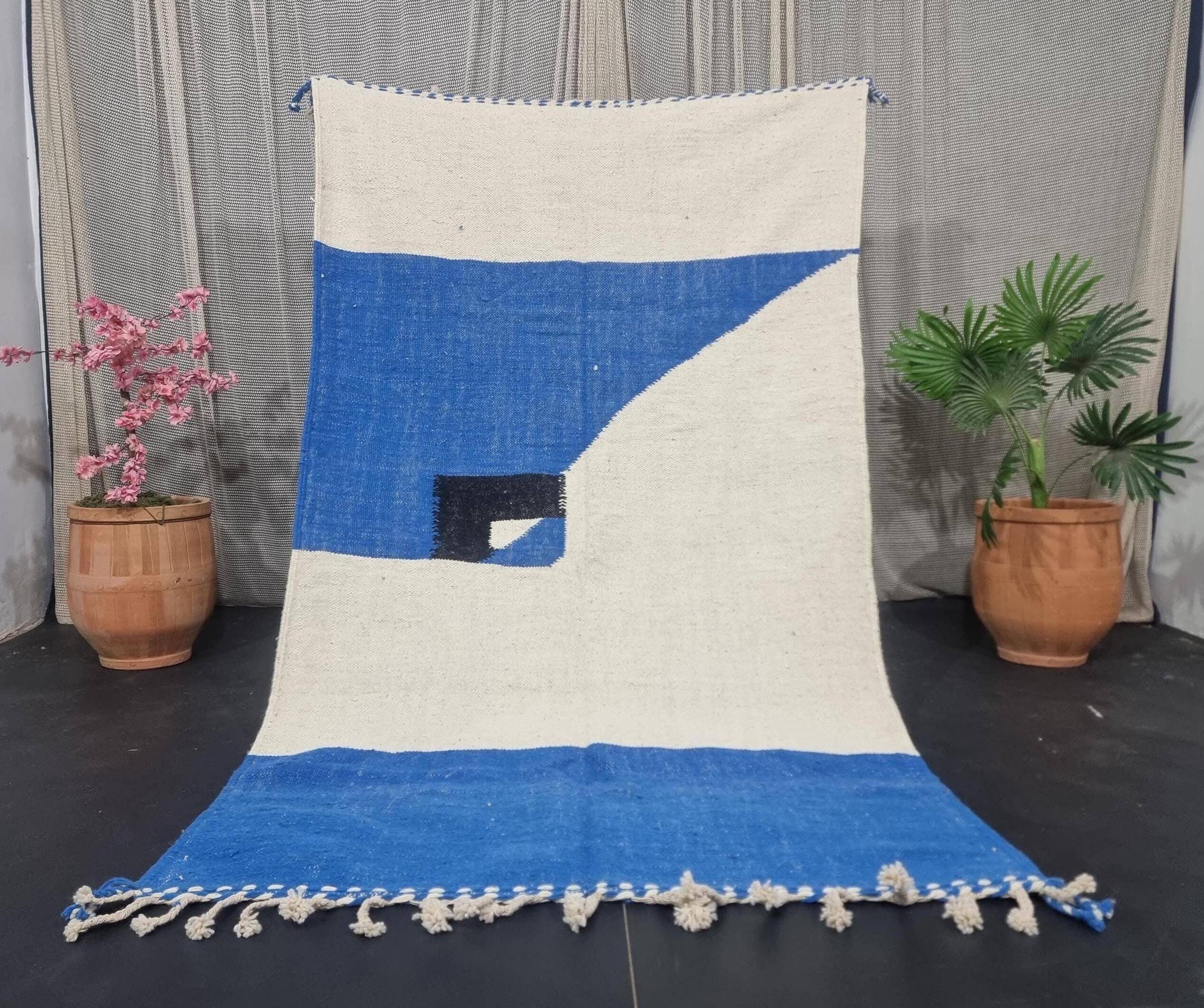 Superb Moroccan wool rug, handmade, dimensions 250x150 cm.