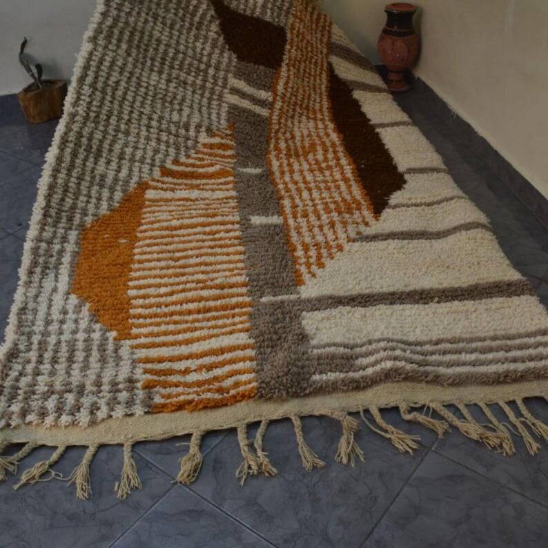 Ecru Moroccan rug with geometric patterns 250cm x 150cm